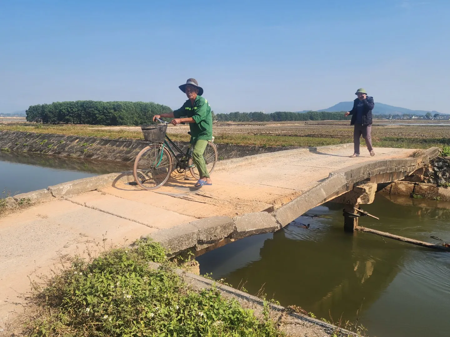 Nguy hiểm rình rập trên cây cầu duy nhất nối liền hai thôn