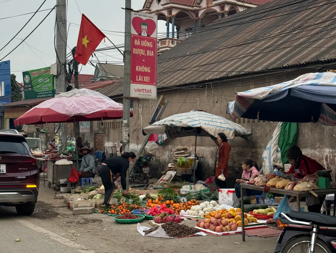 Ba Vì: Tái diễn tình trạng lấn chiếm lòng đường họp chợ tại Tỉnh lộ 414