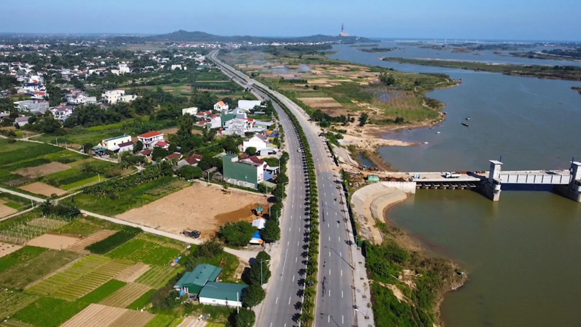 Đẩy nhanh tiến độ dự án đường bộ quy mô lớn nhất Quảng Ngãi