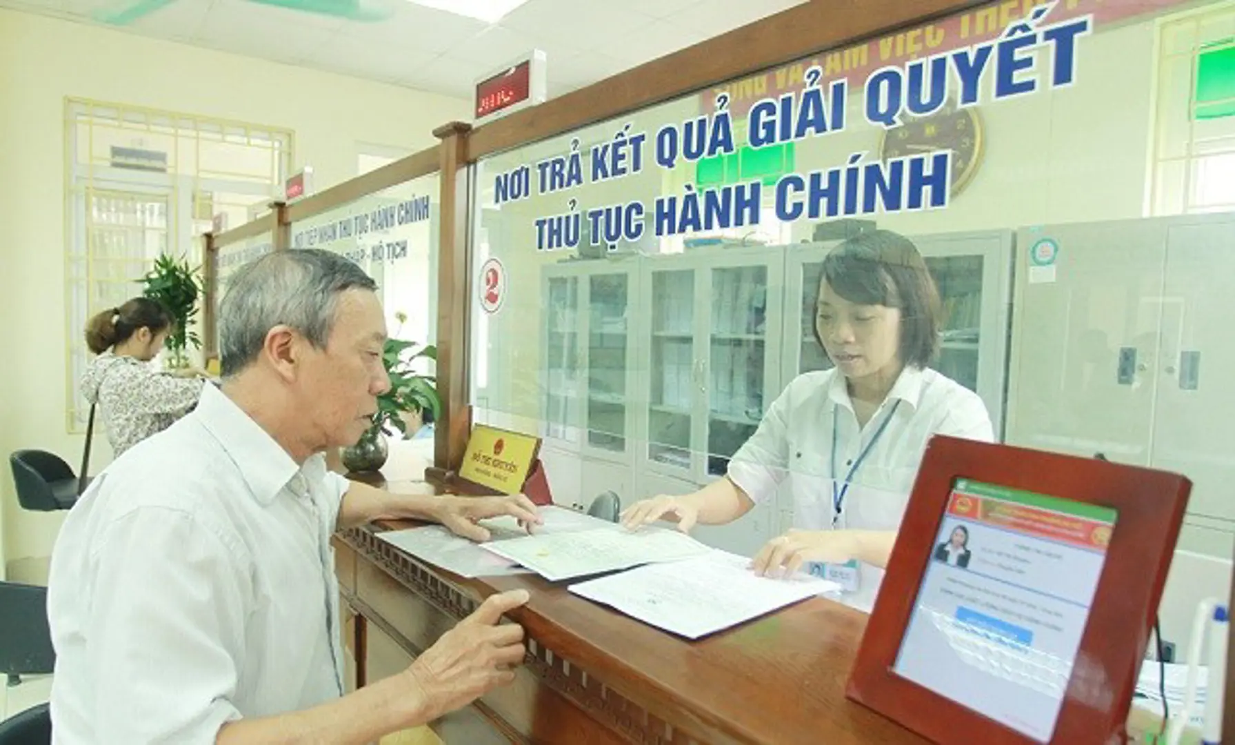 Sóc Sơn tích cực triển khai chính sách an sinh xã hội không dùng tiền mặt