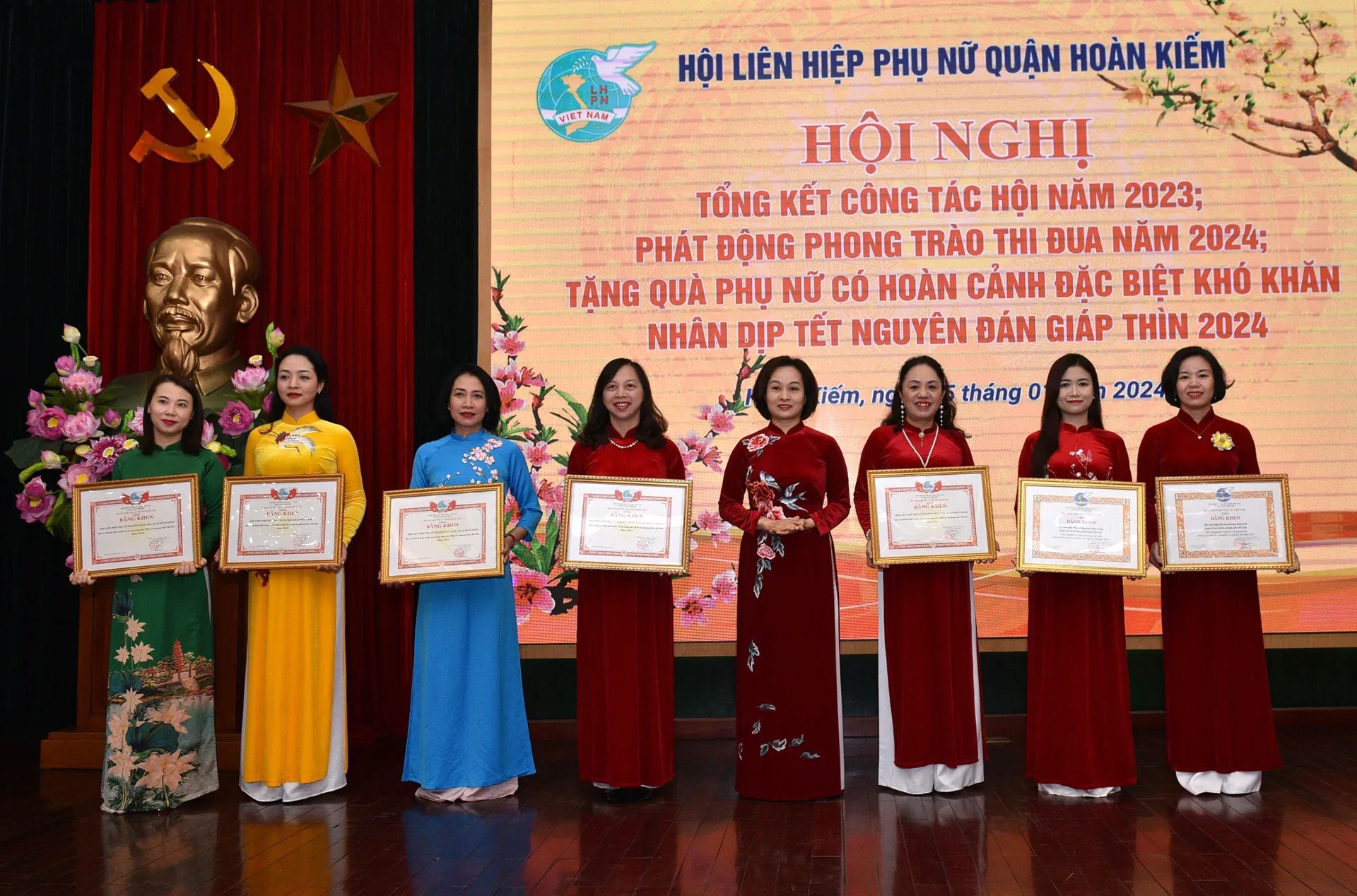 Quận Hoàn Kiếm tặng quà phụ nữ có hoàn cảnh khó khăn dịp Tết 2024