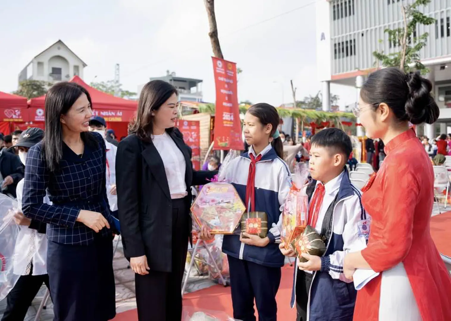 Huyện Gia Lâm: Trao hơn 1.000 suất quà tại hội chợ “Tết Nhân ái” 2024