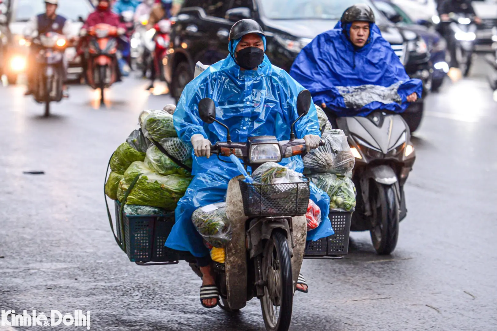 Người dân Thủ đô co ro ra đường mưu sinh trong thời tiết lạnh 8độ C