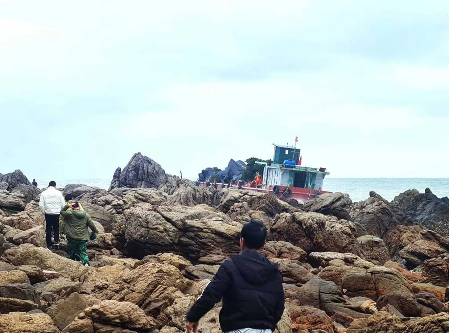 Quảng Ninh: Cứu hộ thành công hai thuyền viên gặp nạn trên biển