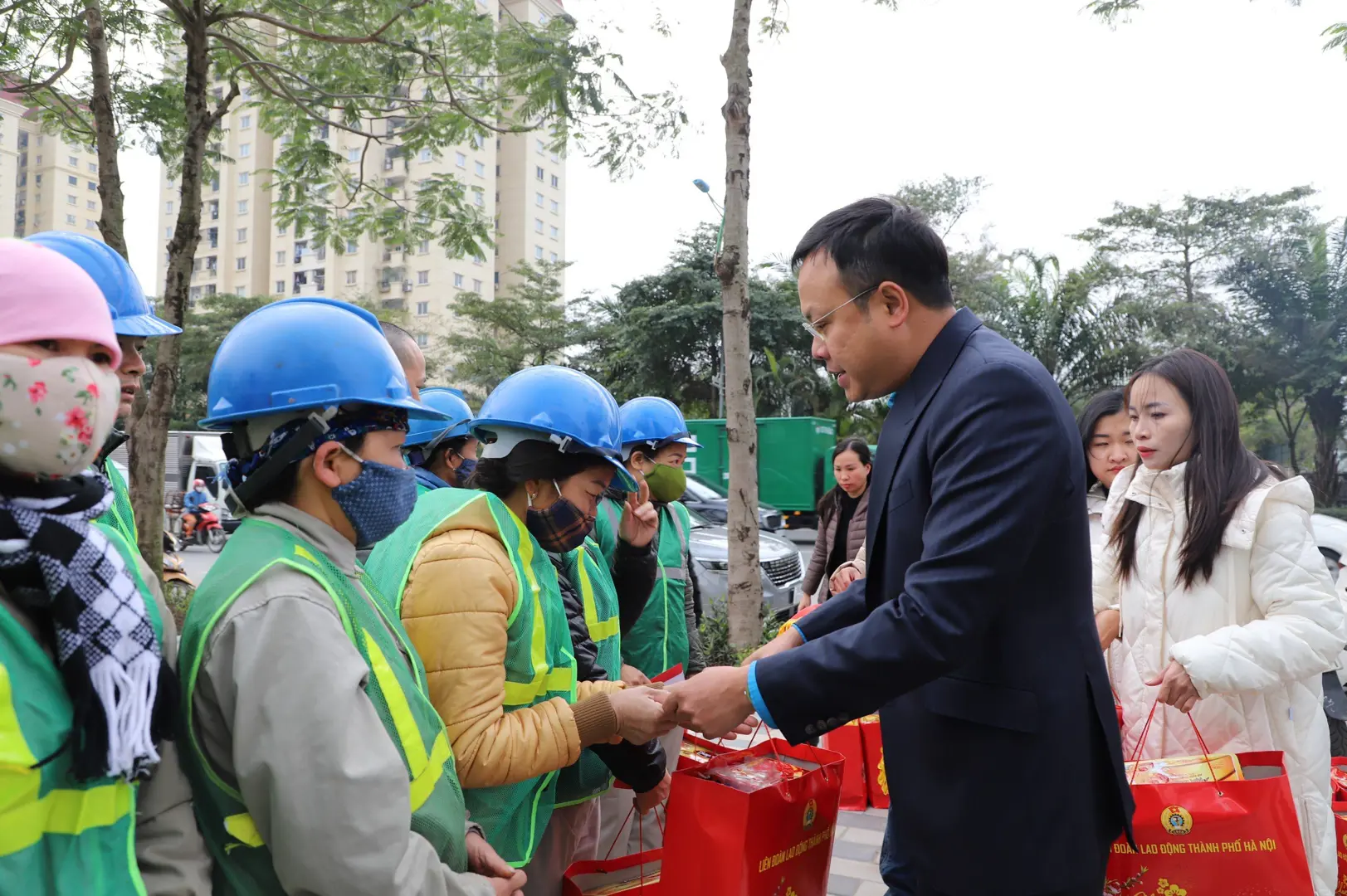 Hà Nội: Mang Tết đến sớm với các công nhân môi trường đô thị