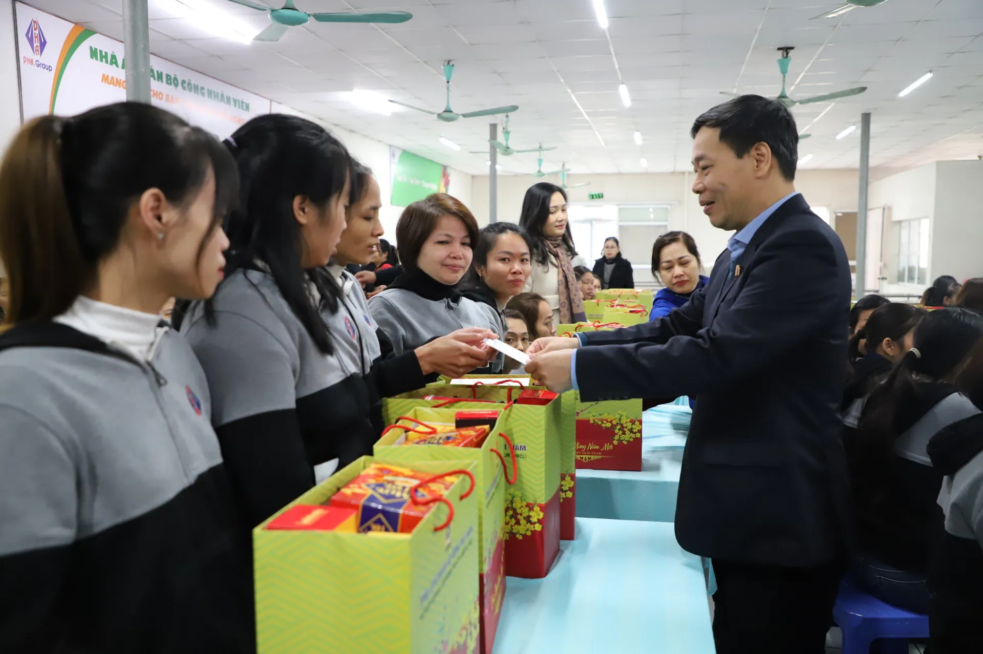 Đại biểu Quốc hội Hà Nội trao quà Tết cho ĐV-NLĐ có hoàn cảnh khó khăn