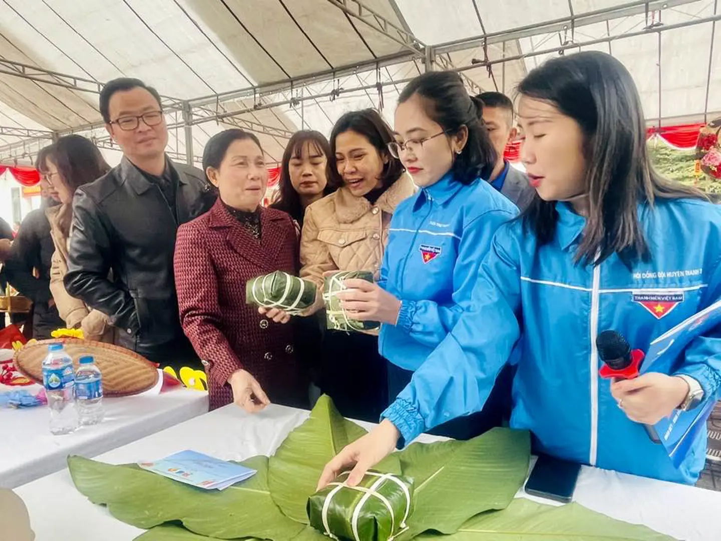 Sôi nổi “Liên hoan Bàn tay vàng làng nghề truyền thống bánh chưng” huyện Thanh Trì