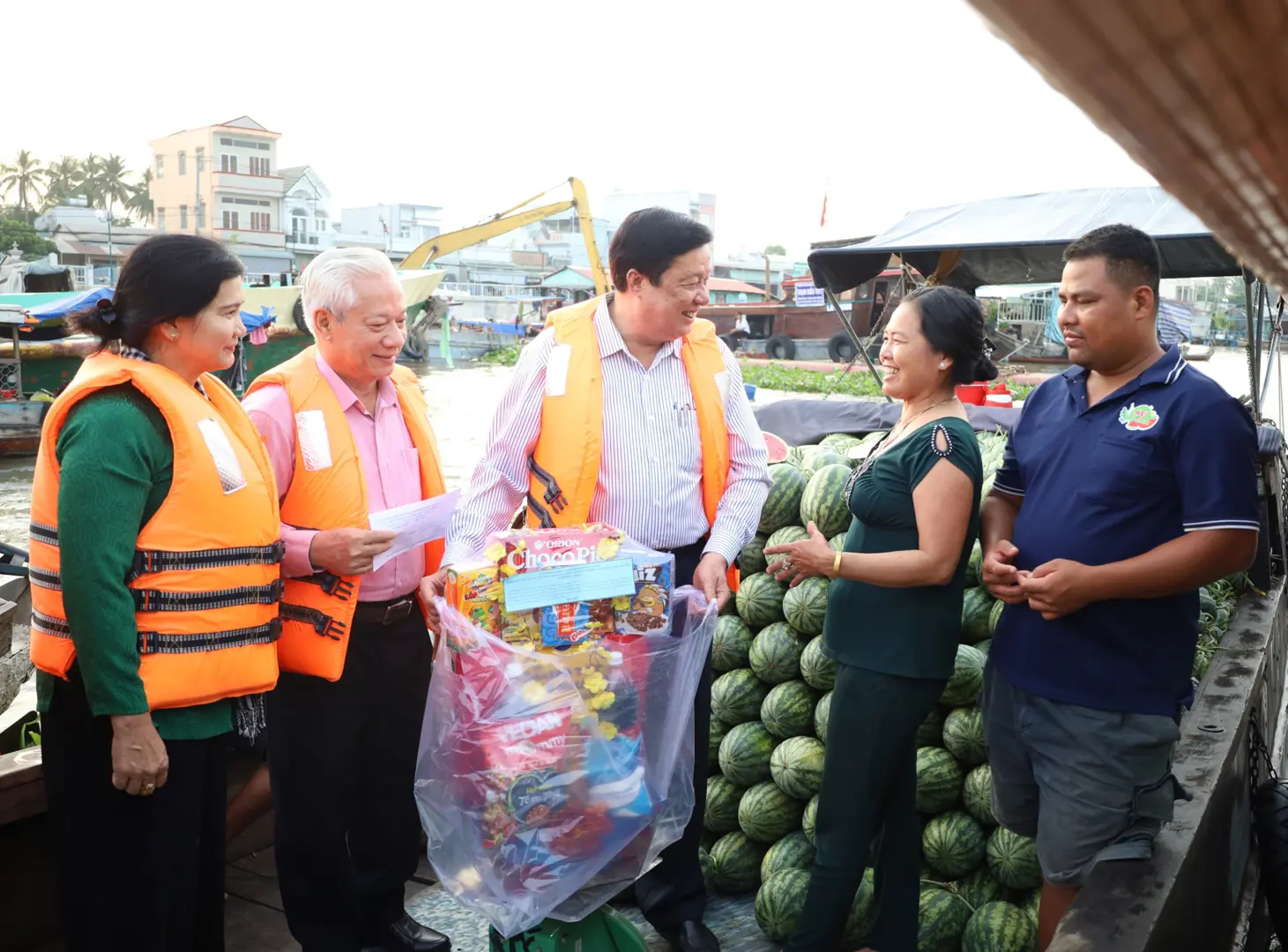 Cần Thơ trao quà Tết cho tiểu thương chợ nổi Cái Răng