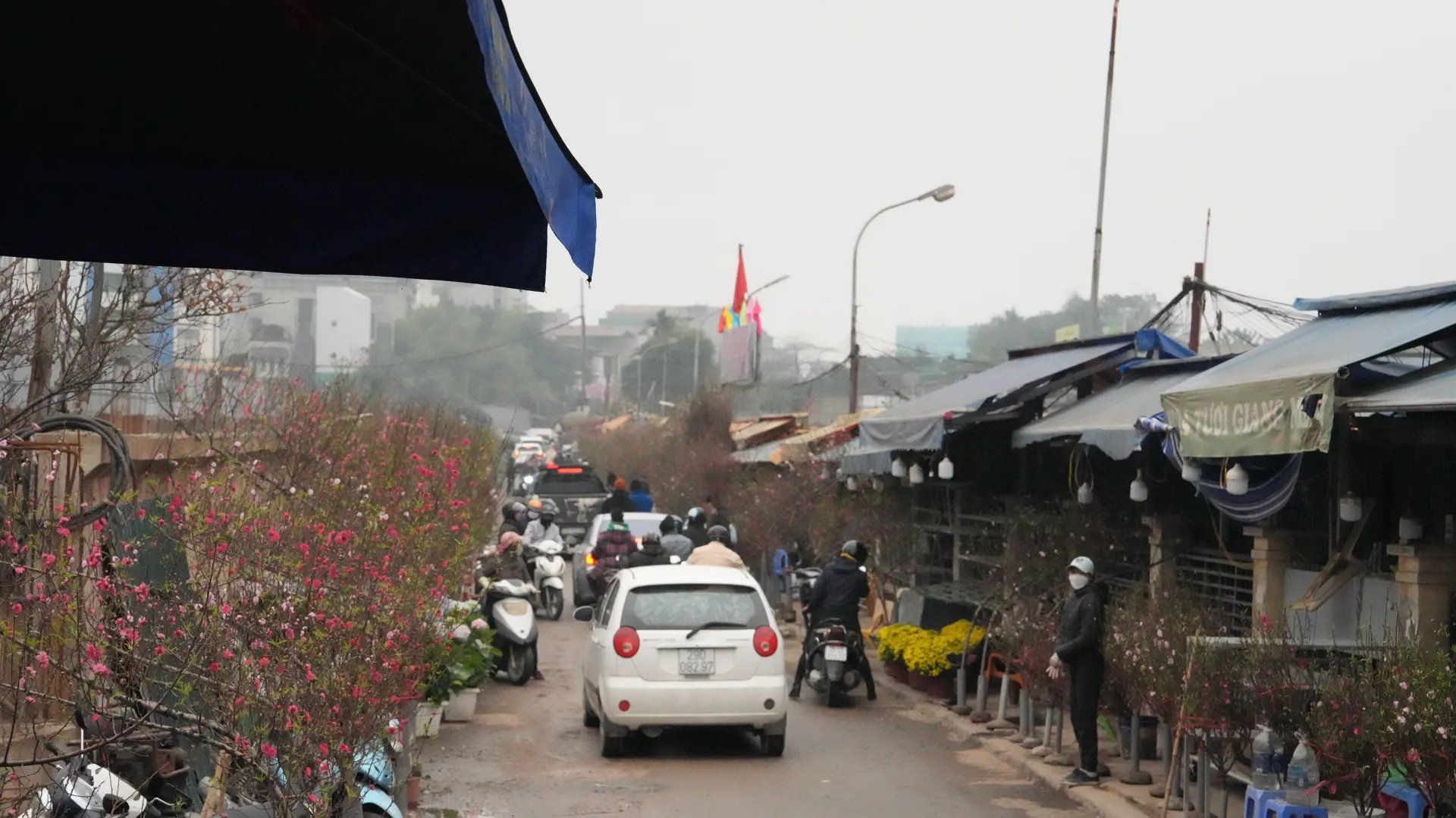 Tiểu thương gặp khó vì dự án mở rộng đường Âu Cơ chậm tiến độ