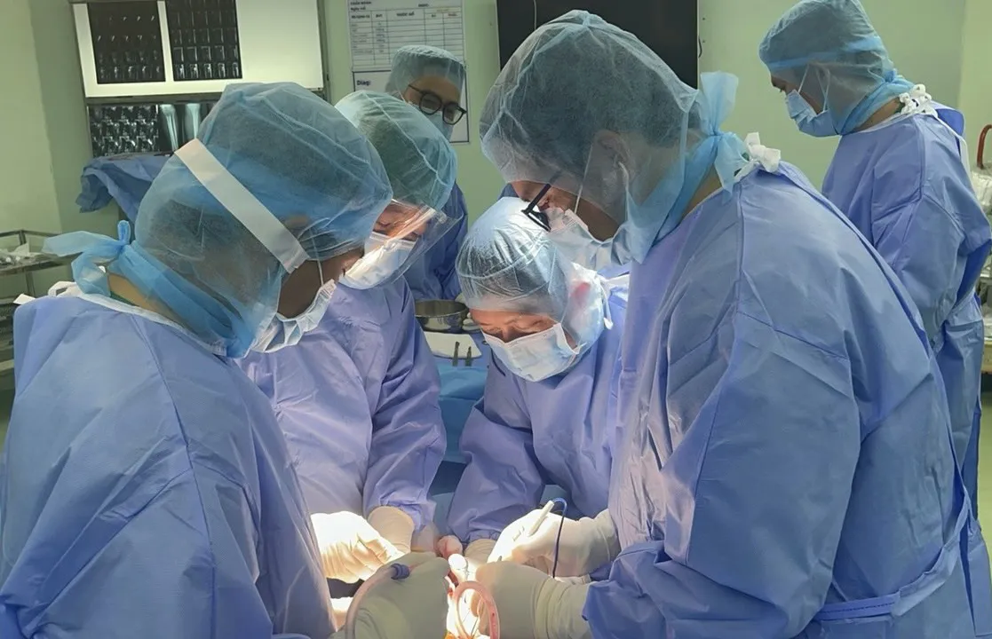 Áp dụng kỹ thuật thay khớp gối chuôi dài đầu tiên tại ĐBSCL