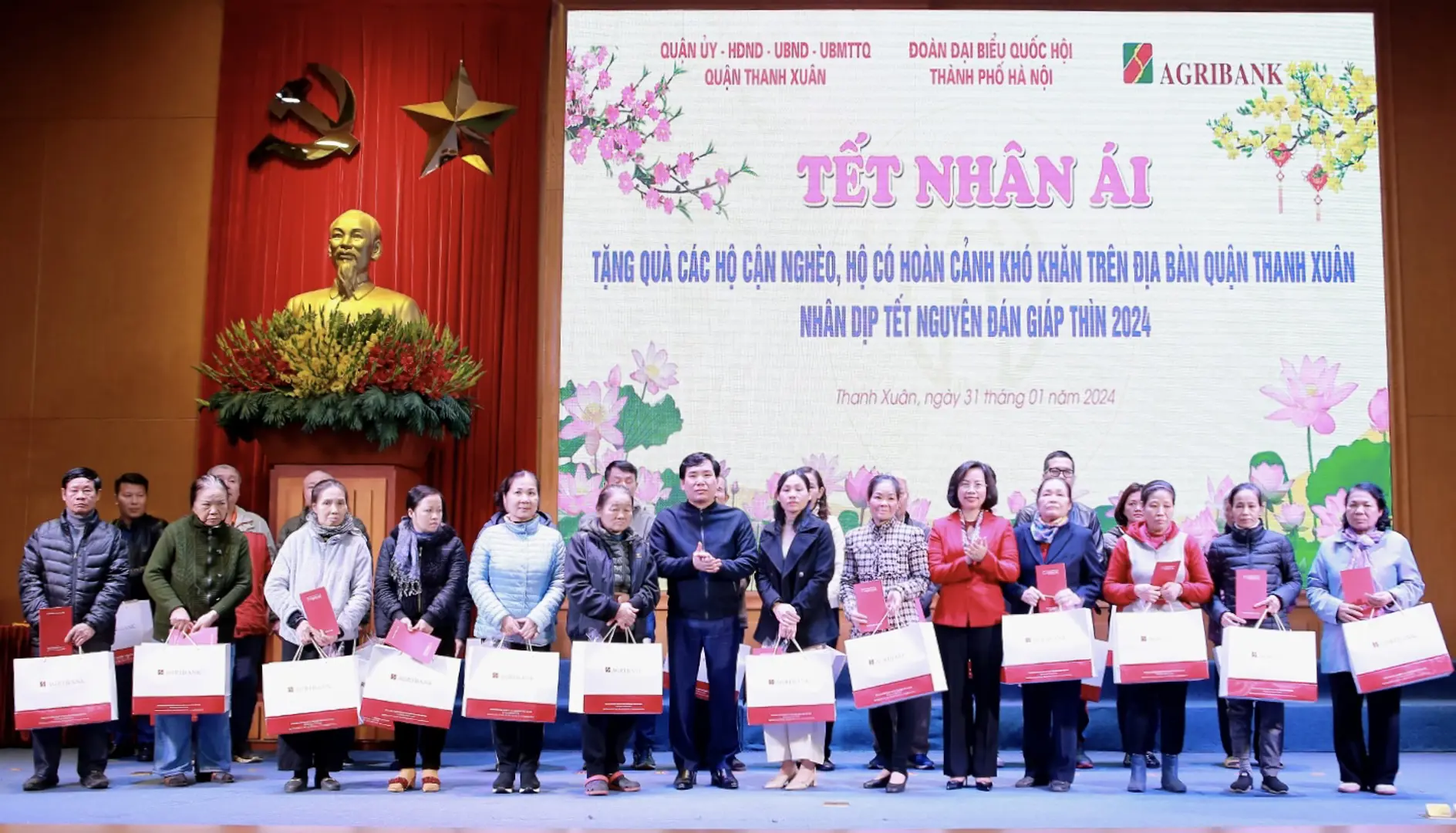 Quận Thanh Xuân trao quà Tết nhân ái cho các hộ có hoàn cảnh khó khăn