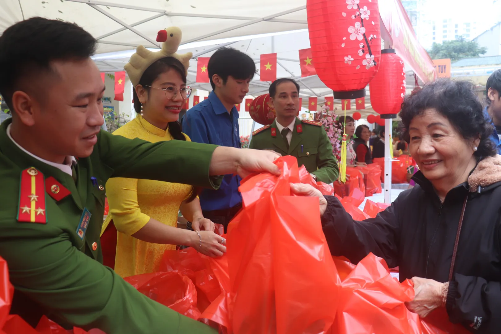 "Chợ Tết Nhân ái" mang Xuân ấm áp đến những người có hoàn cảnh khó khăn