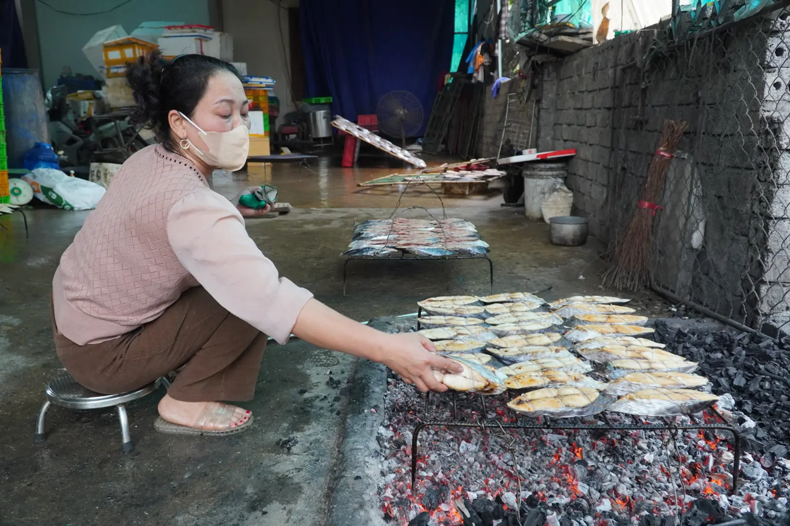 Nghệ An: Làng nướng cá thu đỏ lửa suốt ngày đêm dịp giáp Tết