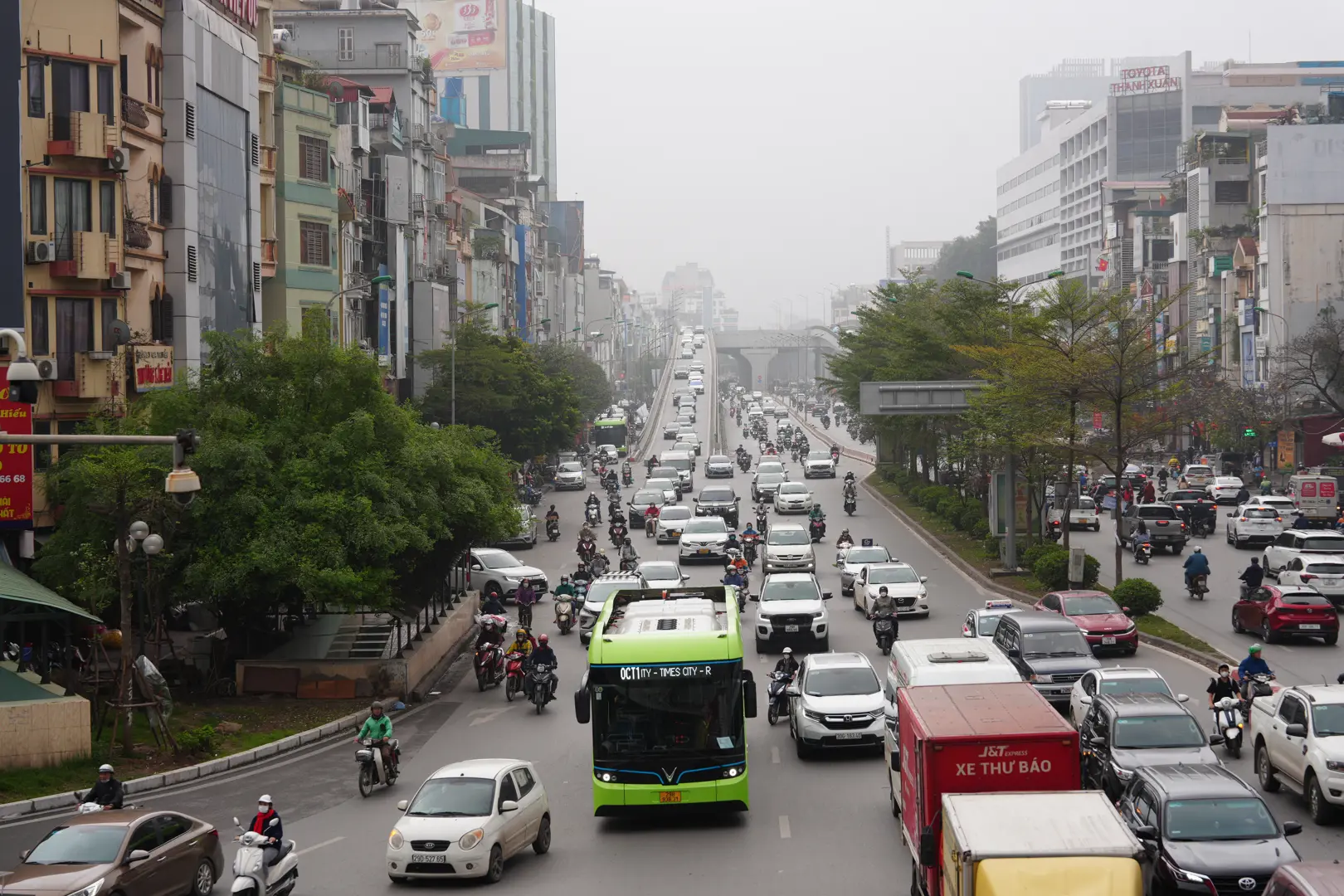 Giao thông Hà Nội cận tết: Trung tâm thông thoáng, cửa ngõ lại ùn tắc