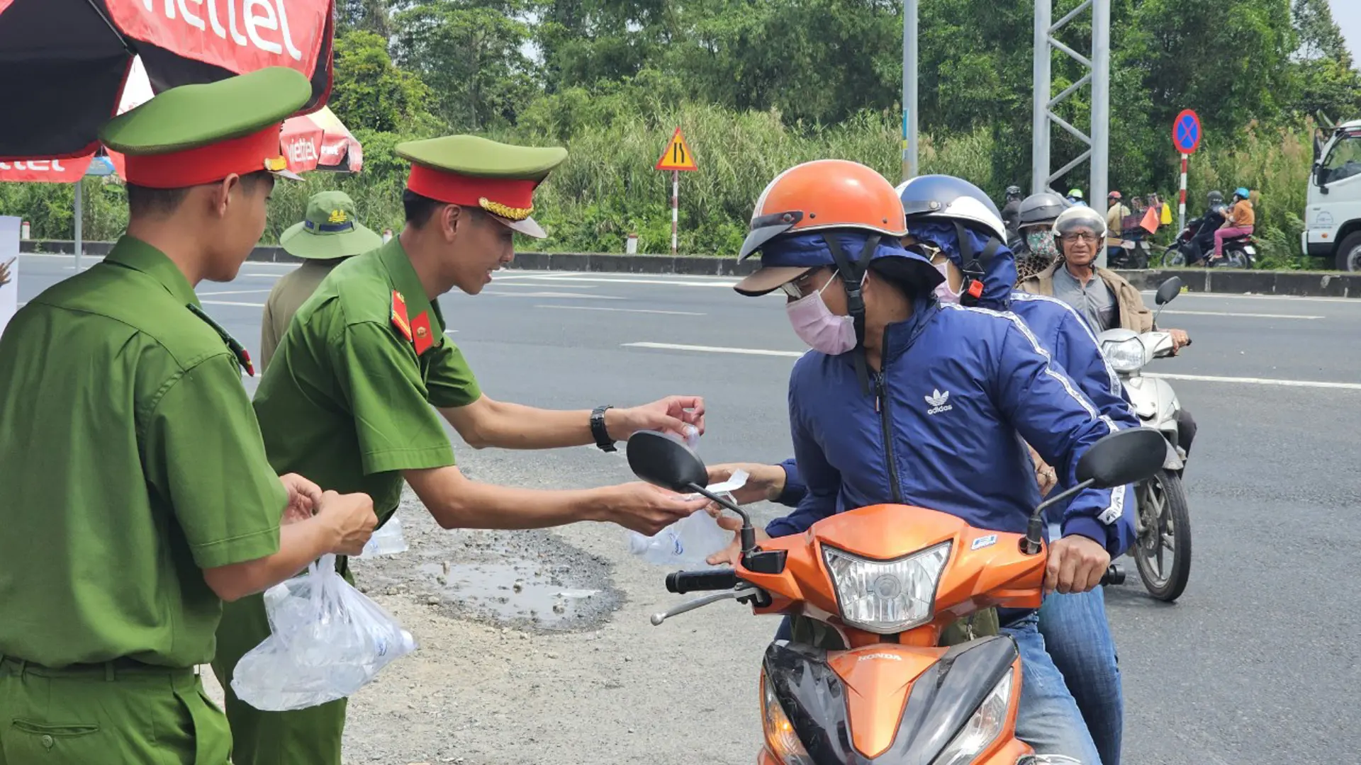 Chỉ đường, phát nước miễn phí cho người dân miền Tây về quê đón Tết