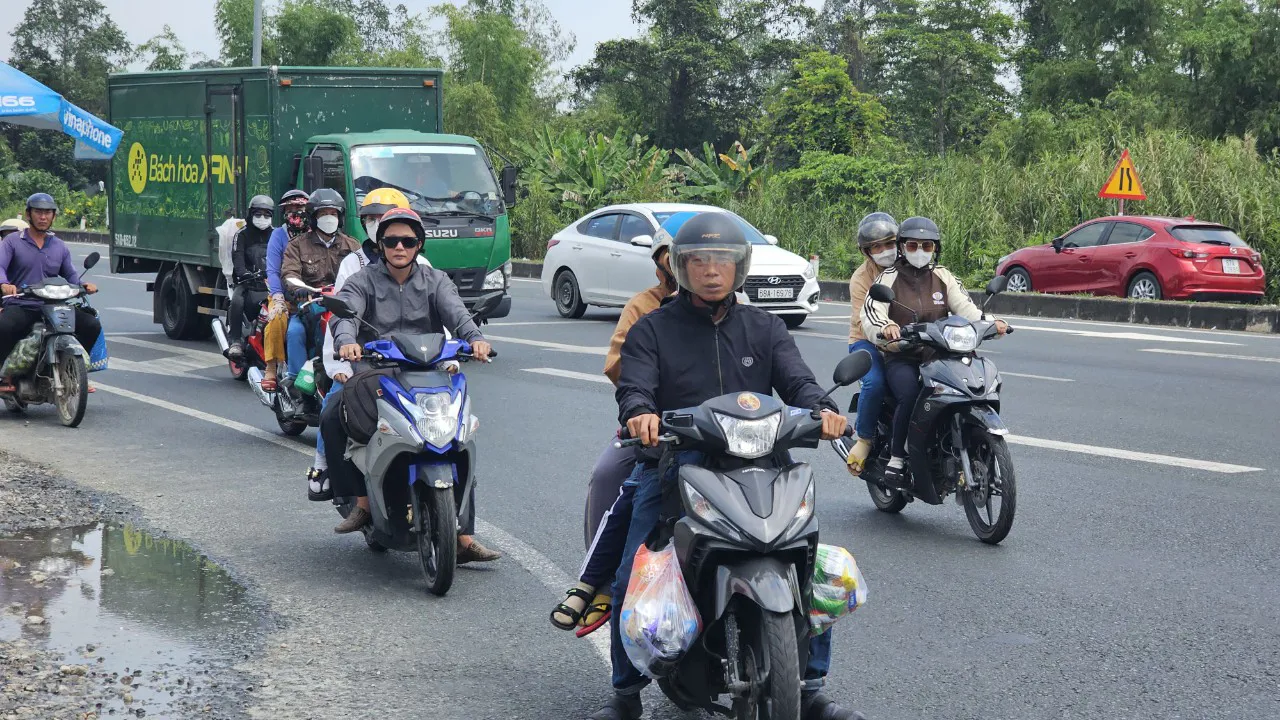 Vui buồn đường về quê ăn Tết