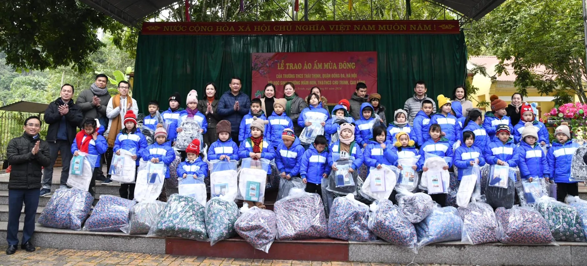 Hà Nội: Mang Tết ấm đến với những học sinh có hoàn cảnh khó khăn