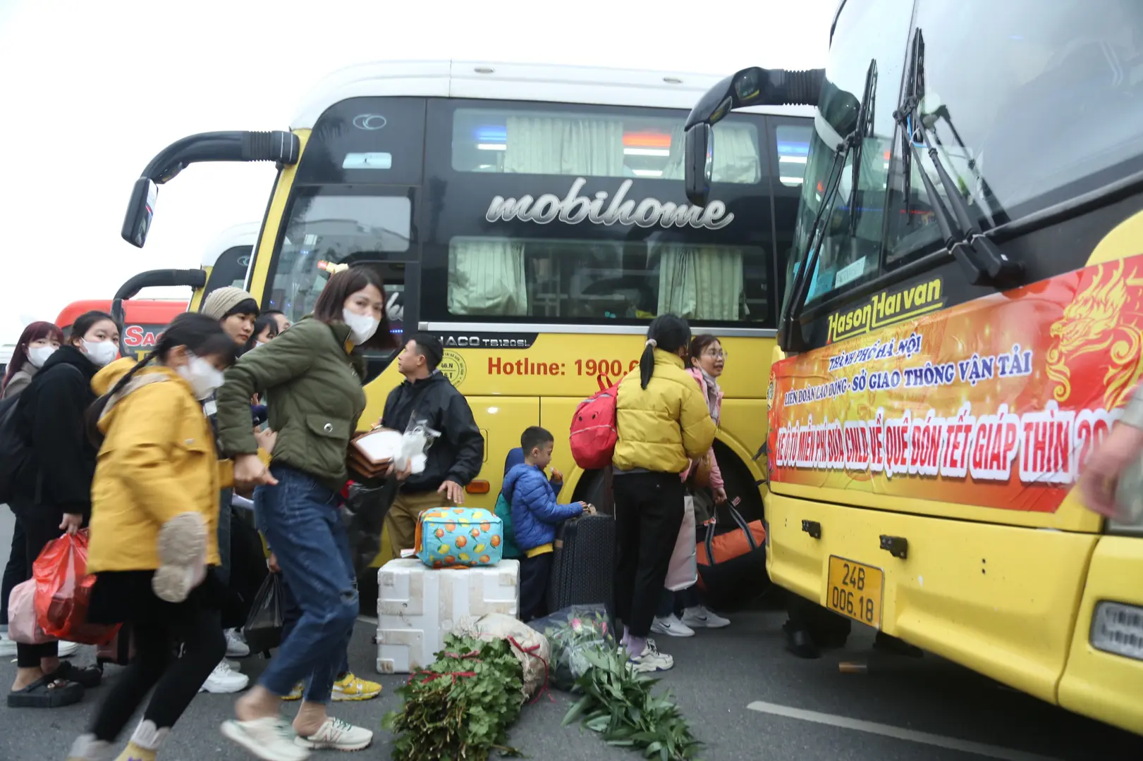 Những chuyến tàu, xe nghĩa tình mang mùa Xuân ấm áp tỏa đi muôn nơi