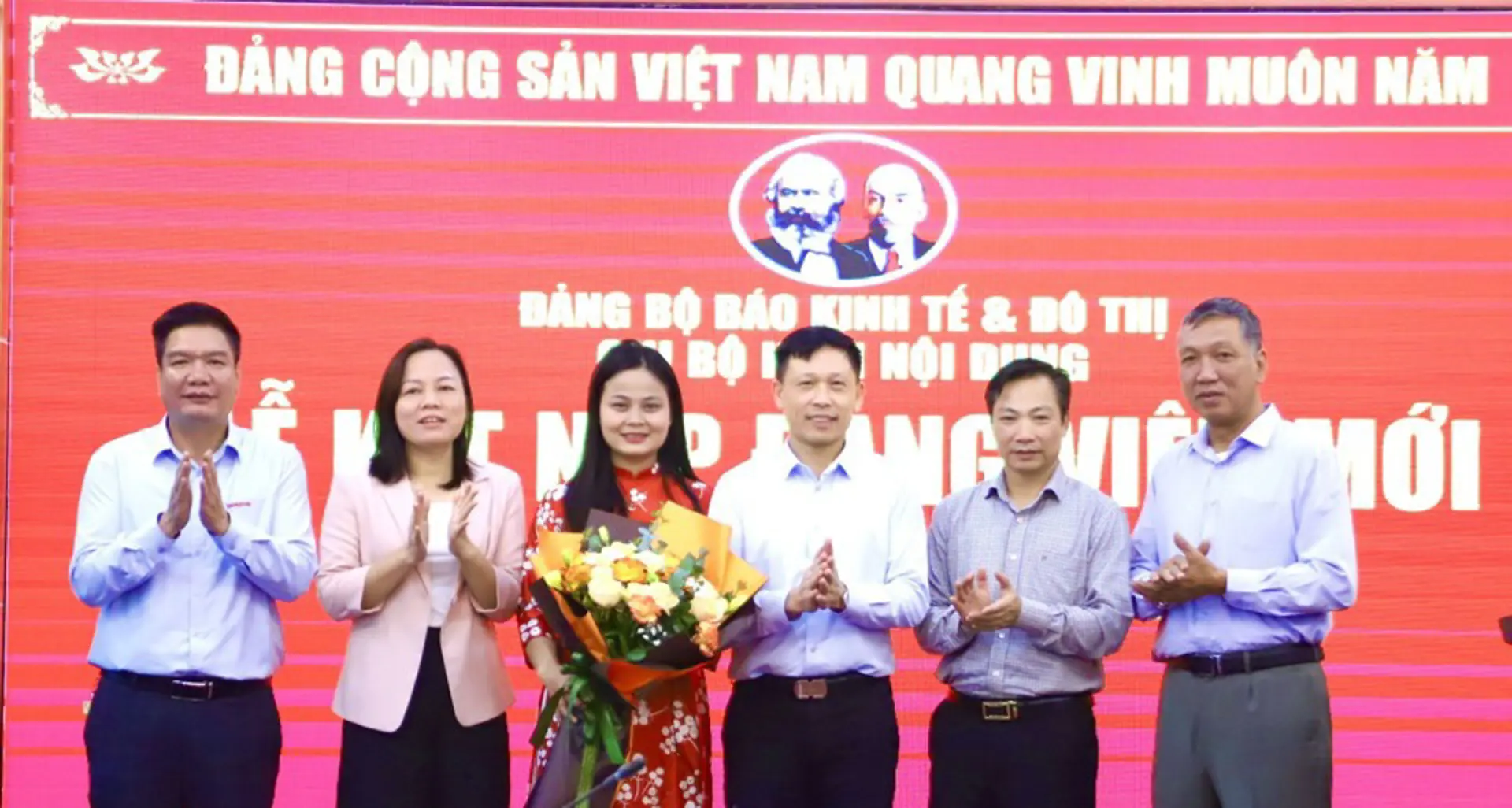 Kết nạp 70 đảng viên mừng Ngày thành lập Đảng bộ Khối các cơ quan TP 