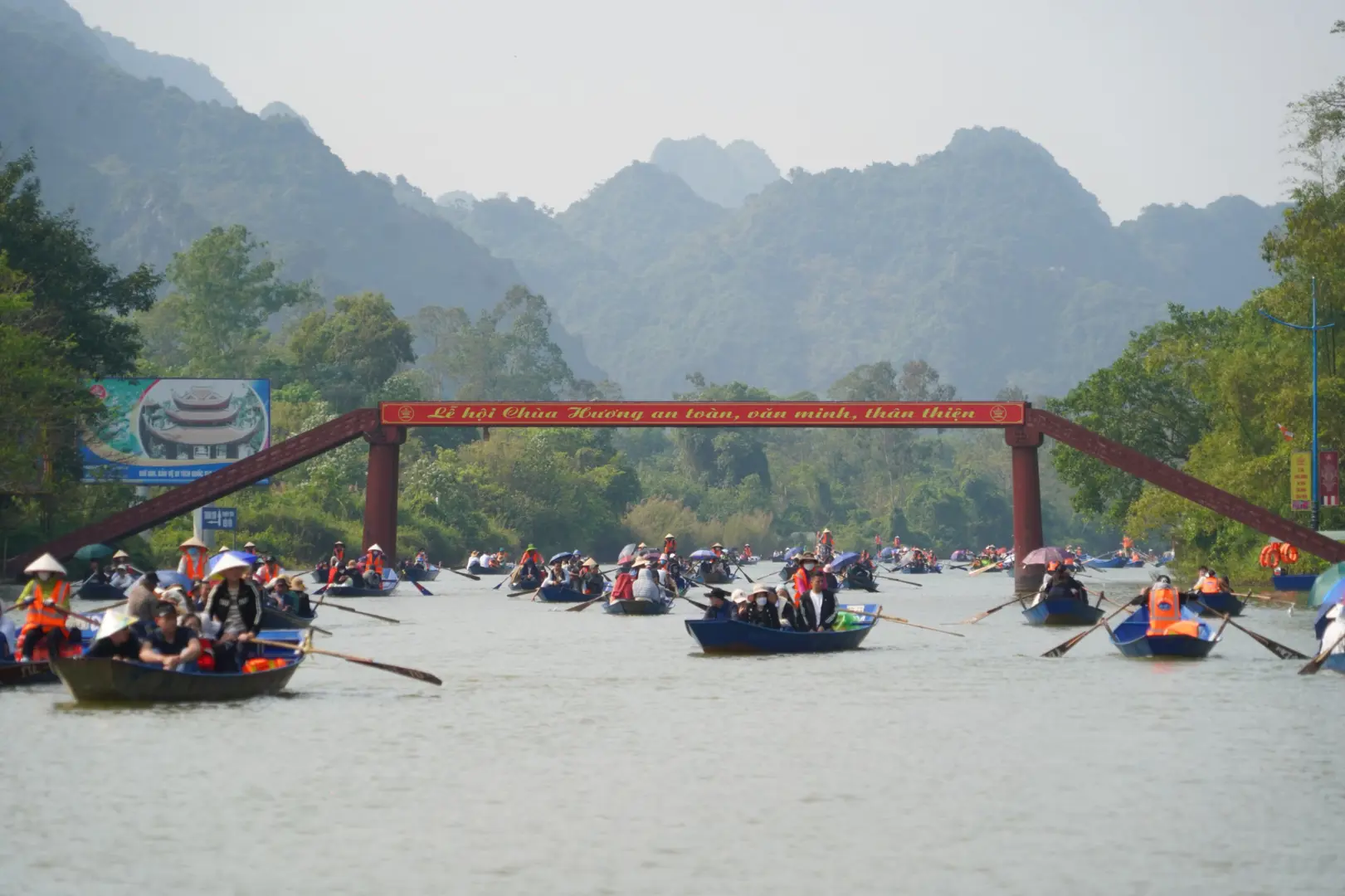 50.000 người đến Lễ hội chùa Hương trong 3 ngày Tết Giáp Thìn