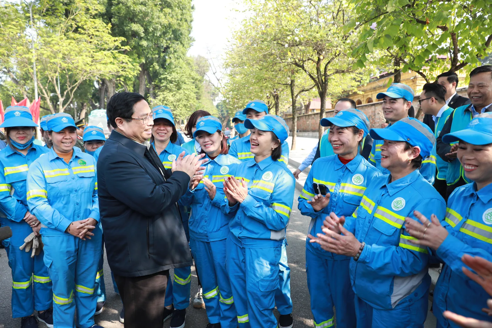 Thủ tướng Phạm Minh Chính thăm công nhân các đơn vị trực Tết tại Hà Nội