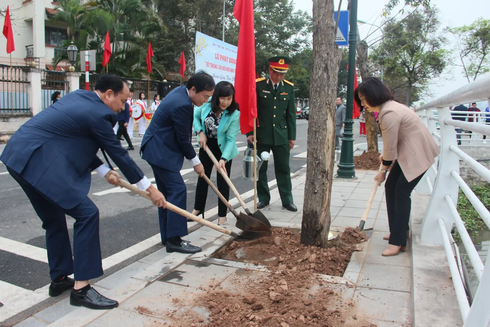 Quận Tây Hồ phát động Tết trồng cây “Đời đời nhớ ơn Bác Hồ”