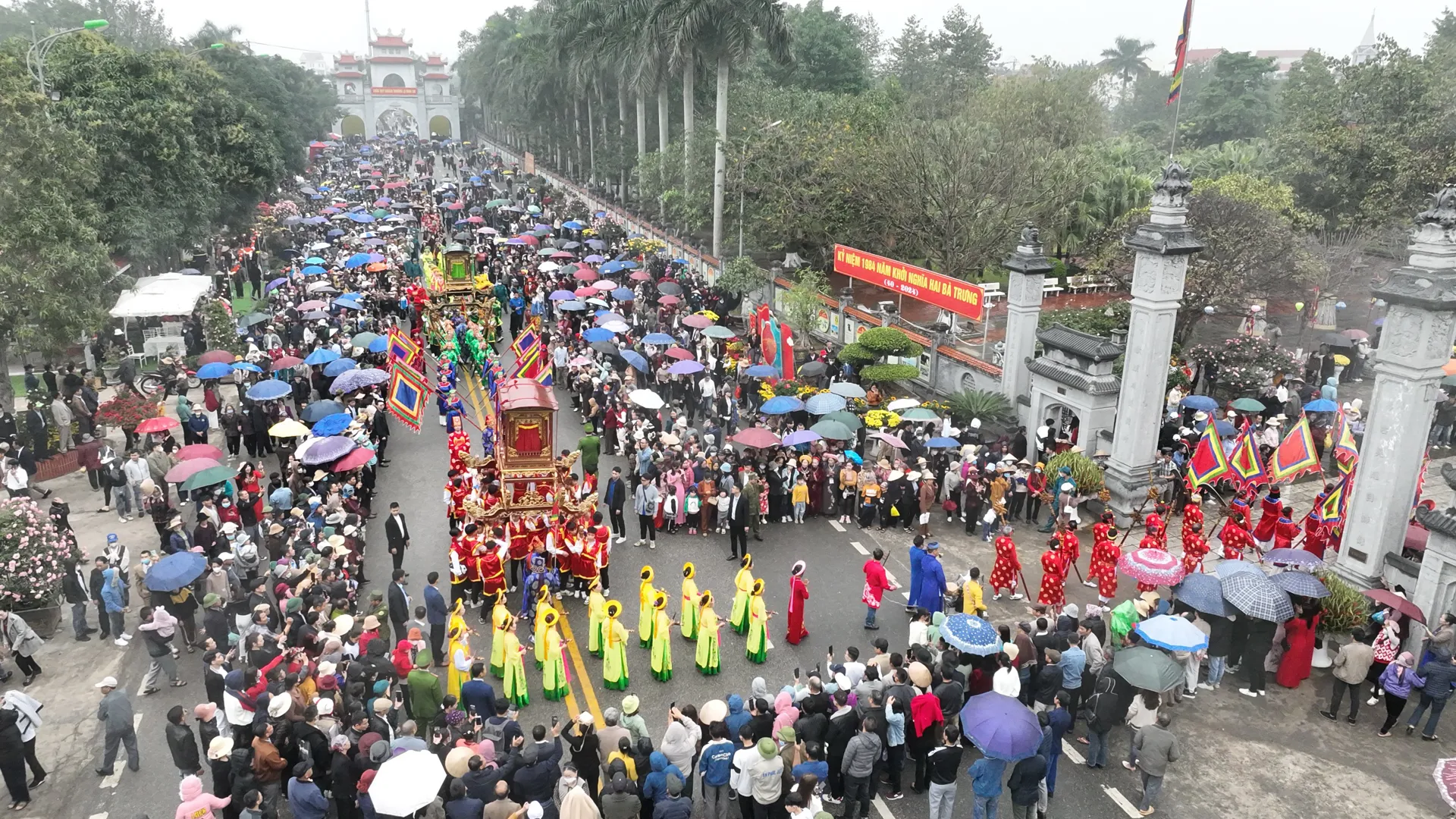 Hình ảnh rước kiệu ấn tượng trong Lễ hội đền Hai Bà Trưng năm 2024