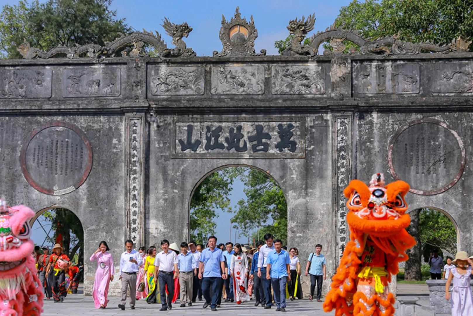 Công bố “Bộ tượng Tam Thế Phật chùa Côn Sơn" là bảo vật quốc gia 