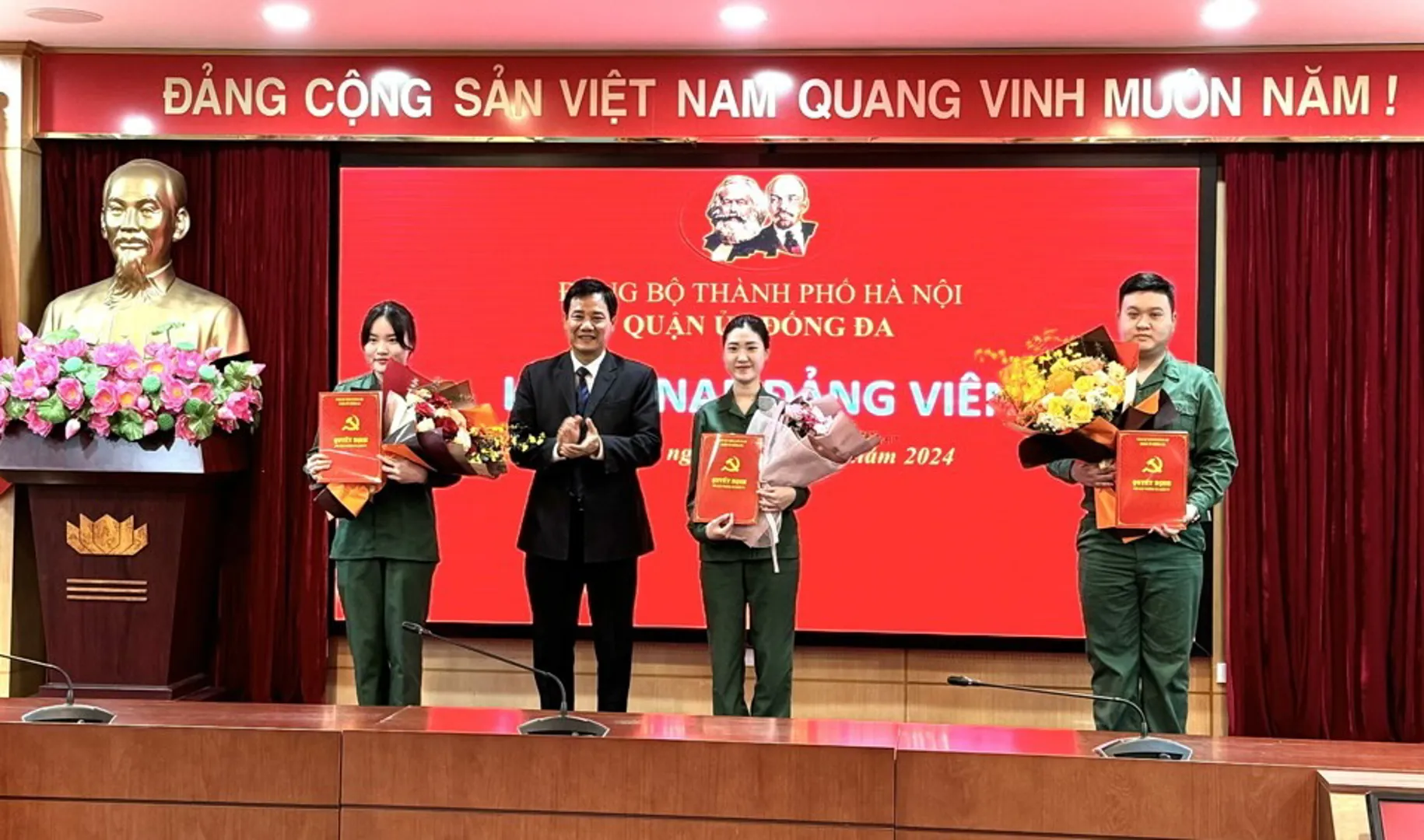 Quận Đống Đa kết nạp Đảng viên cho 3 tân binh nhập ngũ năm 2024