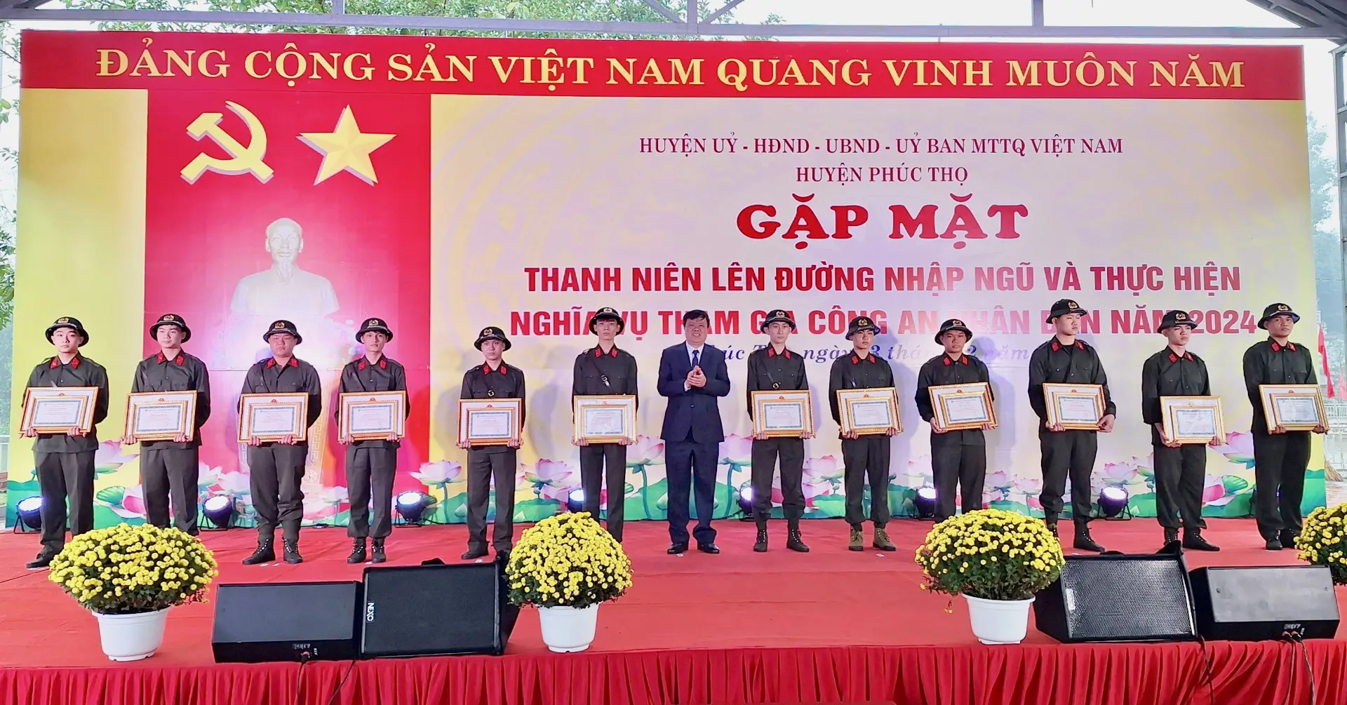 Huyện Phúc Thọ gặp mặt tân binh lên đường nhập ngũ năm 2024