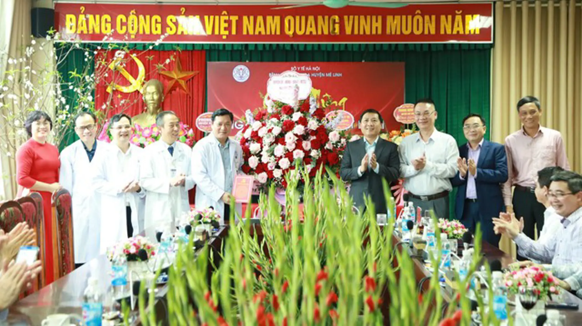 Huyện Mê Linh: Thăm, chúc mừng lực lượng y tế nhân Ngày Thầy thuốc Việt Nam