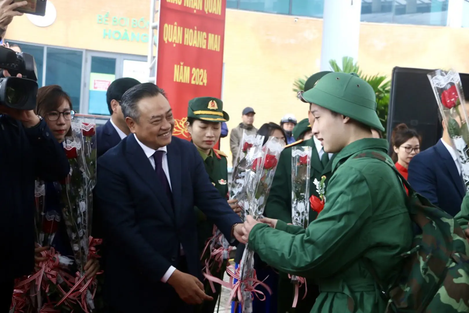 Chủ tịch UBND TP Trần Sỹ Thanh động viên tân binh lên đường nhập ngũ