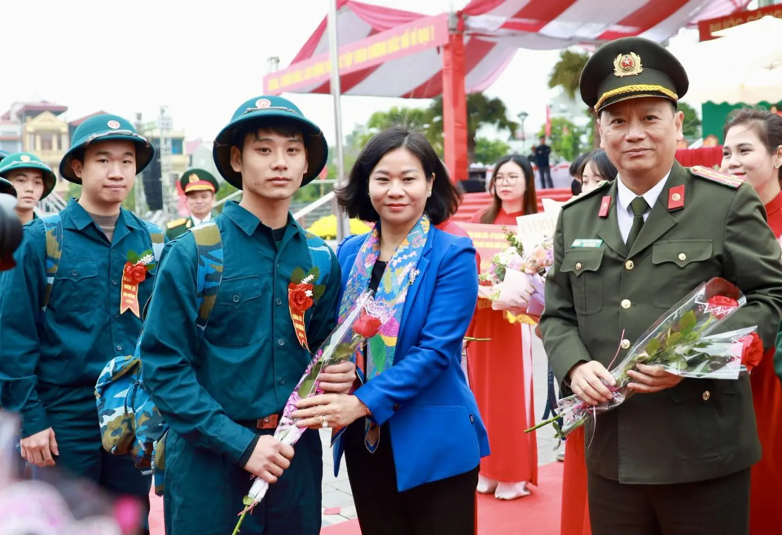 Phó Bí thư Thường trực Thành ủy dự lễ giao, nhận quân tại huyện Đông Anh