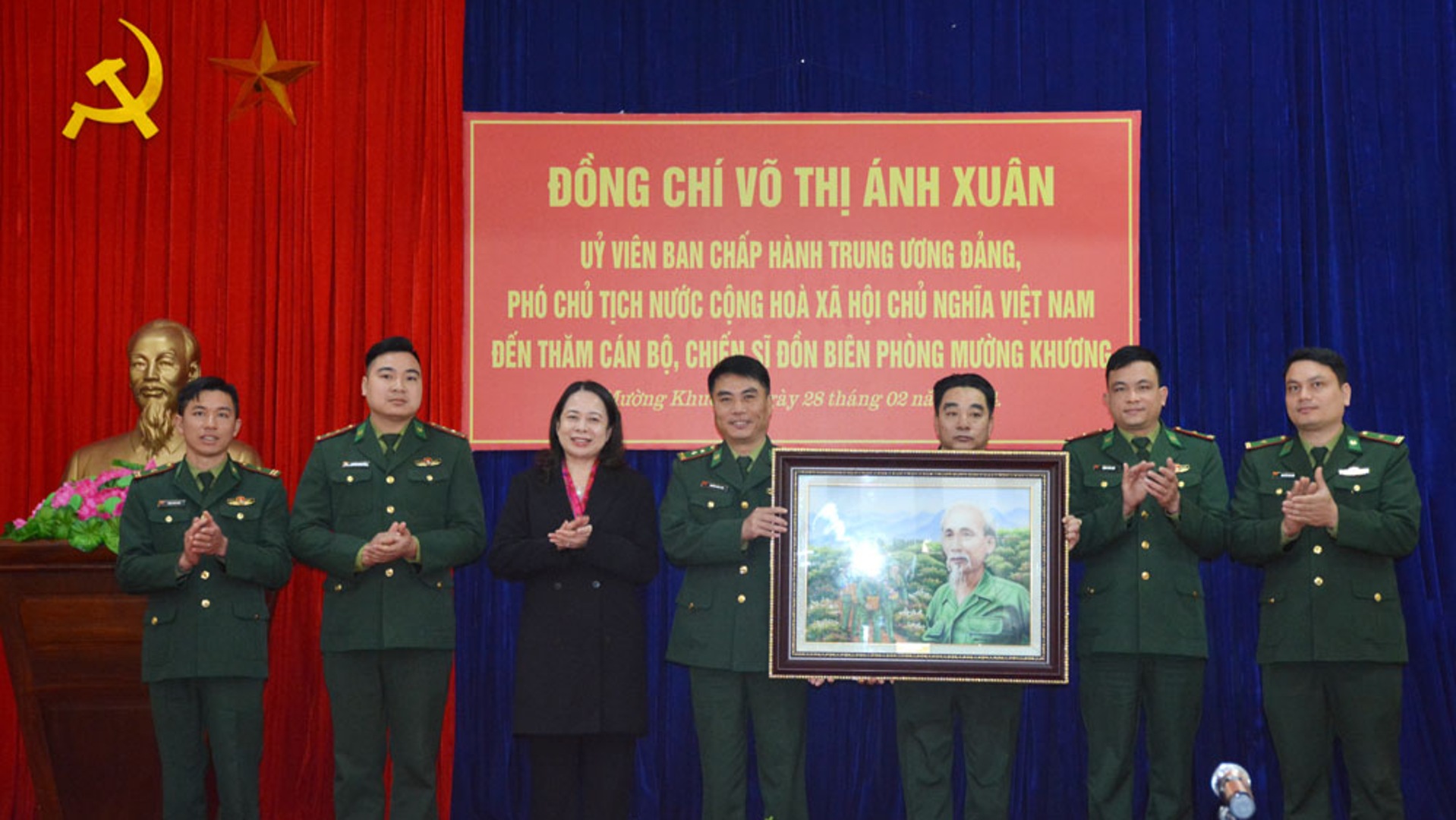 Phó Chủ tịch nước Võ Thị Ánh Xuân thăm, tặng quà bộ đội biên phòng