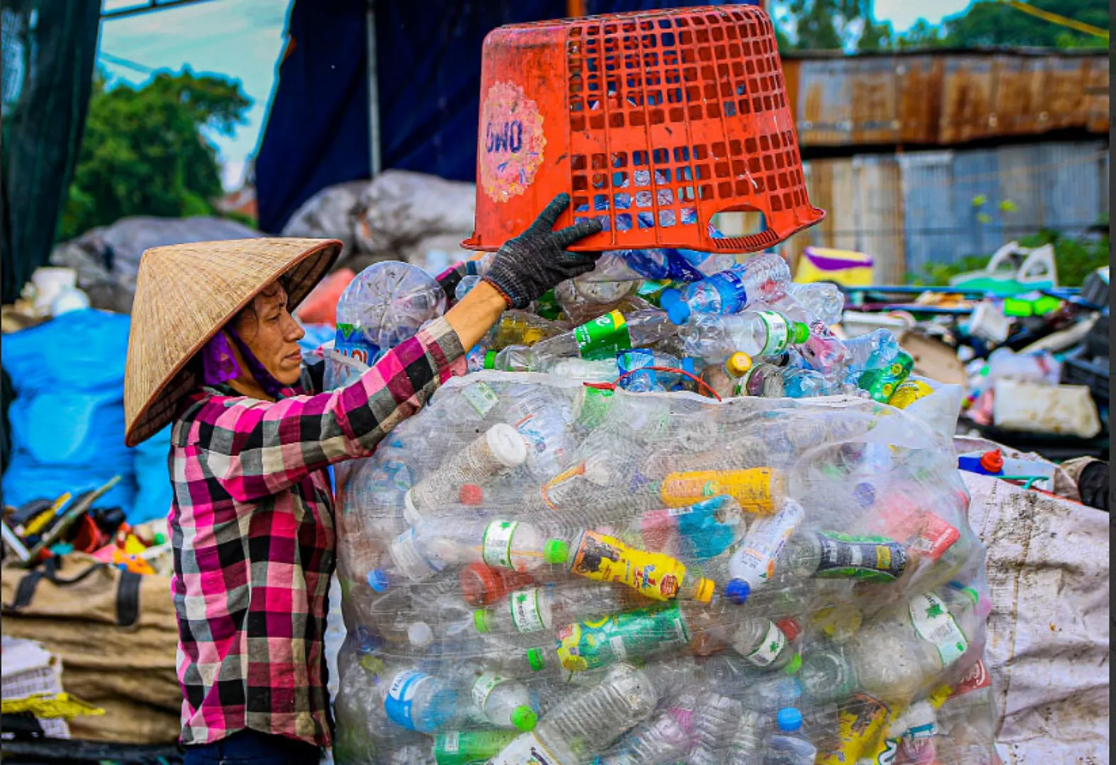 Nan giải việc tái chế rác thải nhựa