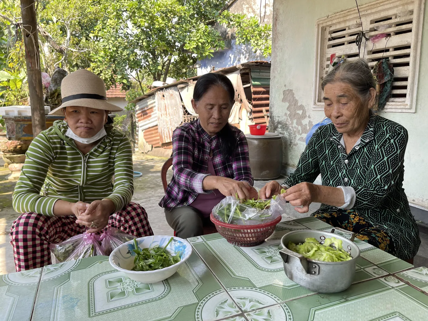 Những người mẹ làng biển