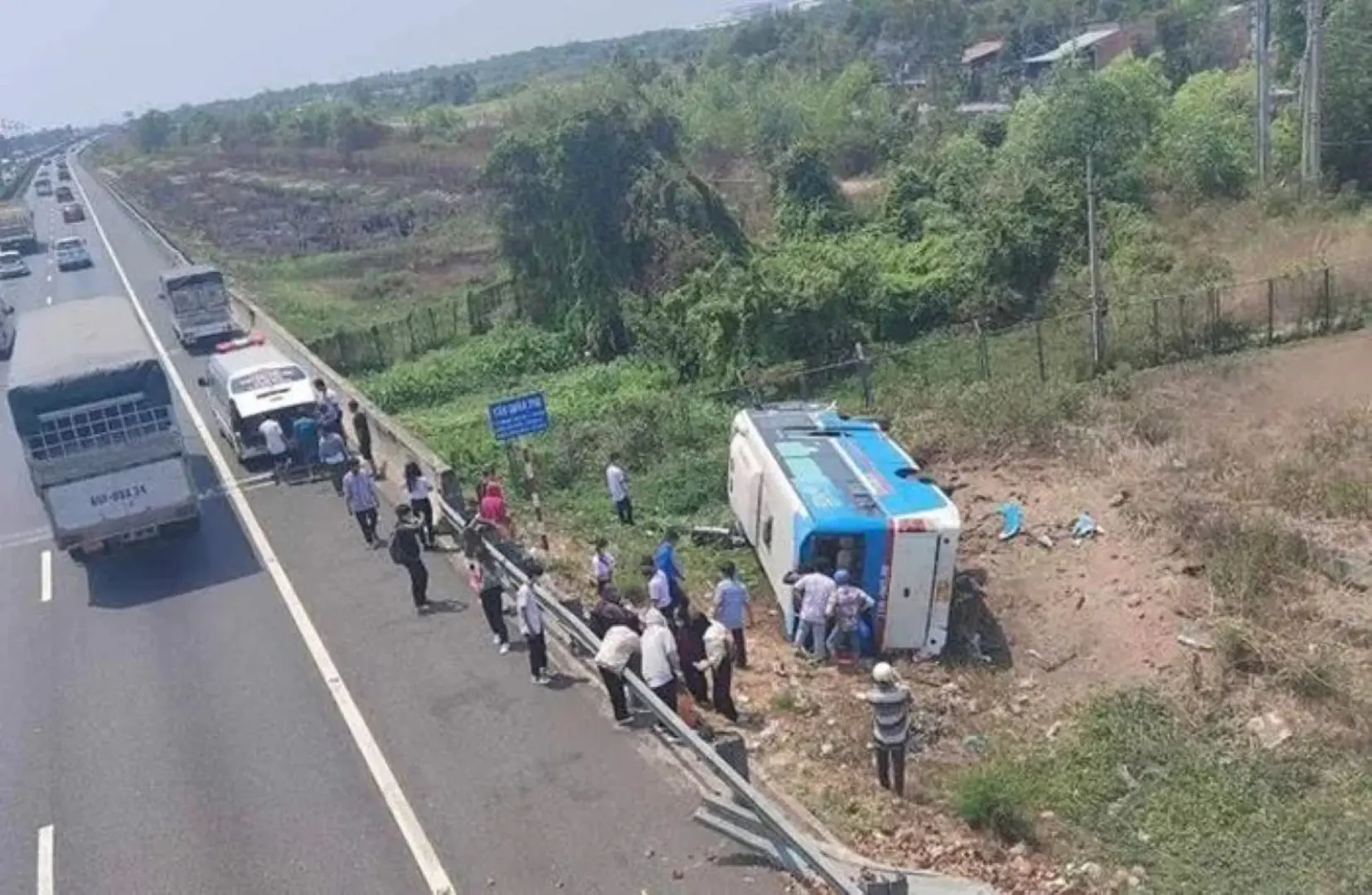 Xe khách phơi bụng trên cao tốc, nhiều hành khách nhập viện cấp cứu