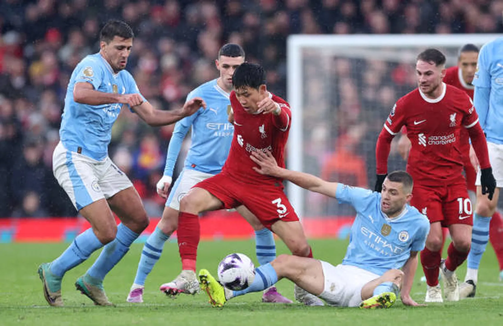 Liverpool chia điểm với Man City, Arsenal hưởng niềm vui