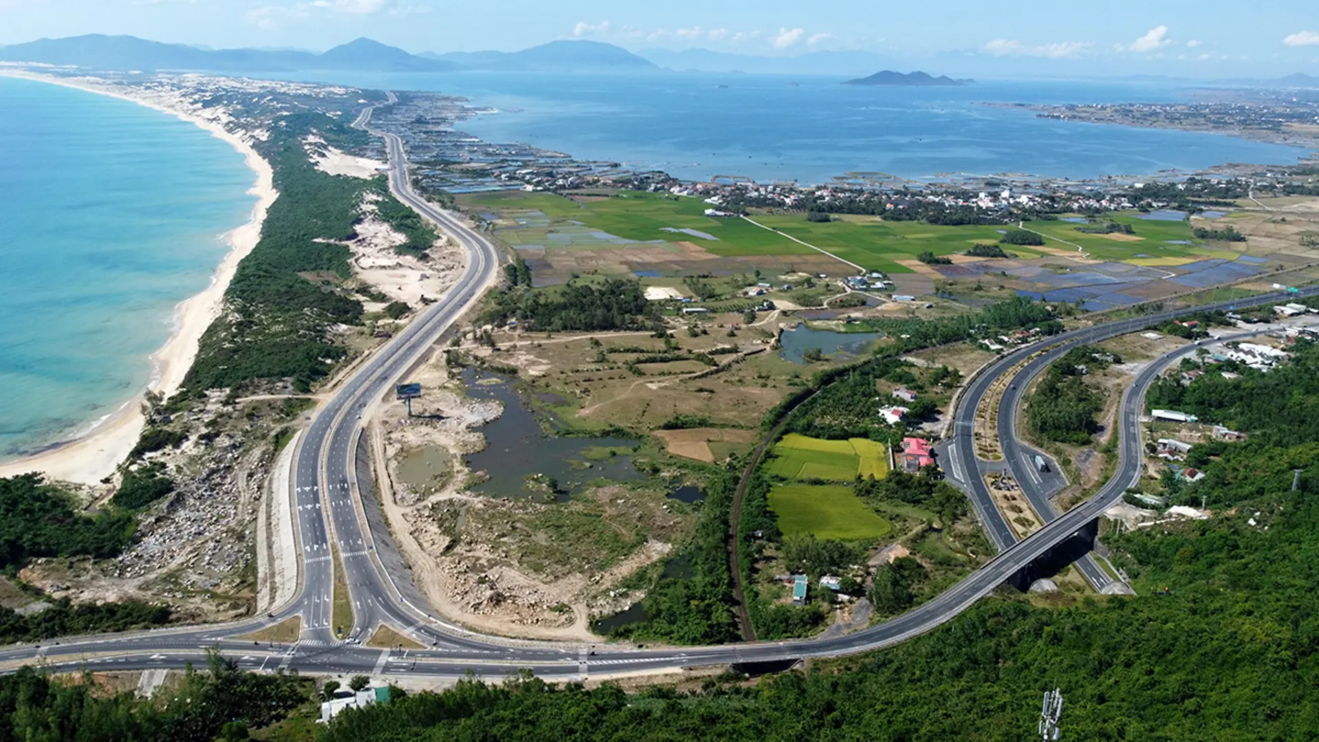 Khu kinh tế Vân Phong triển khai loạt đường giao thông kết nối liên vùng 