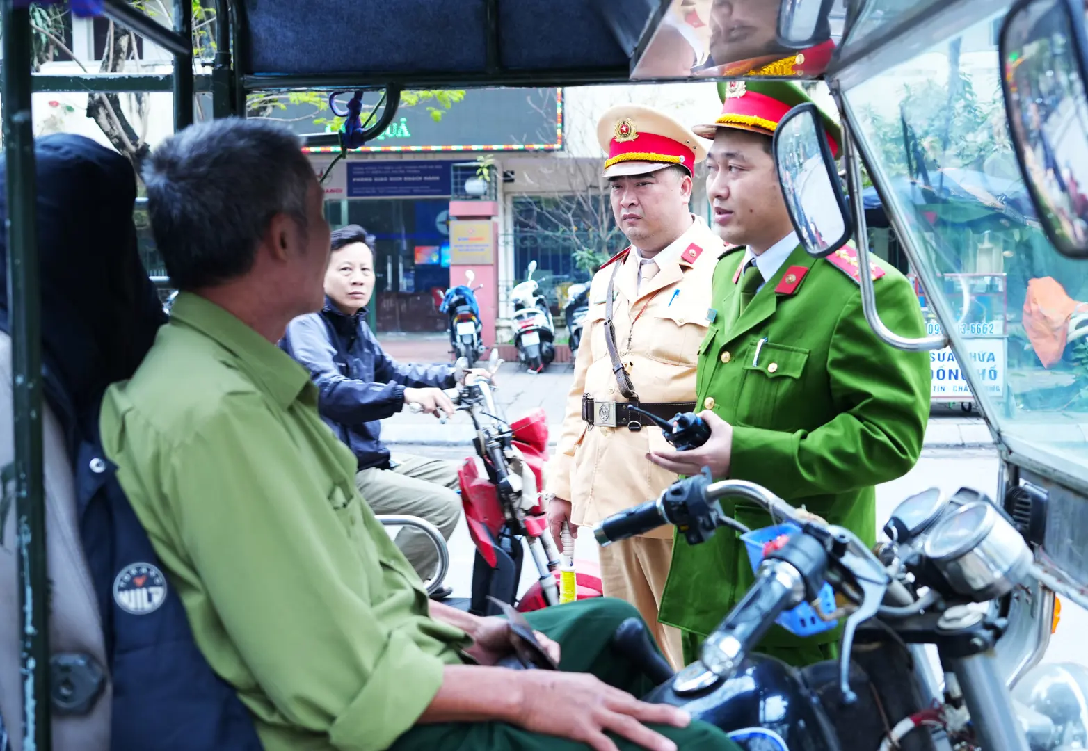 Quận Hai Bà Trưng: Xử lý nhiều xe ba gác chở hàng cồng kềnh