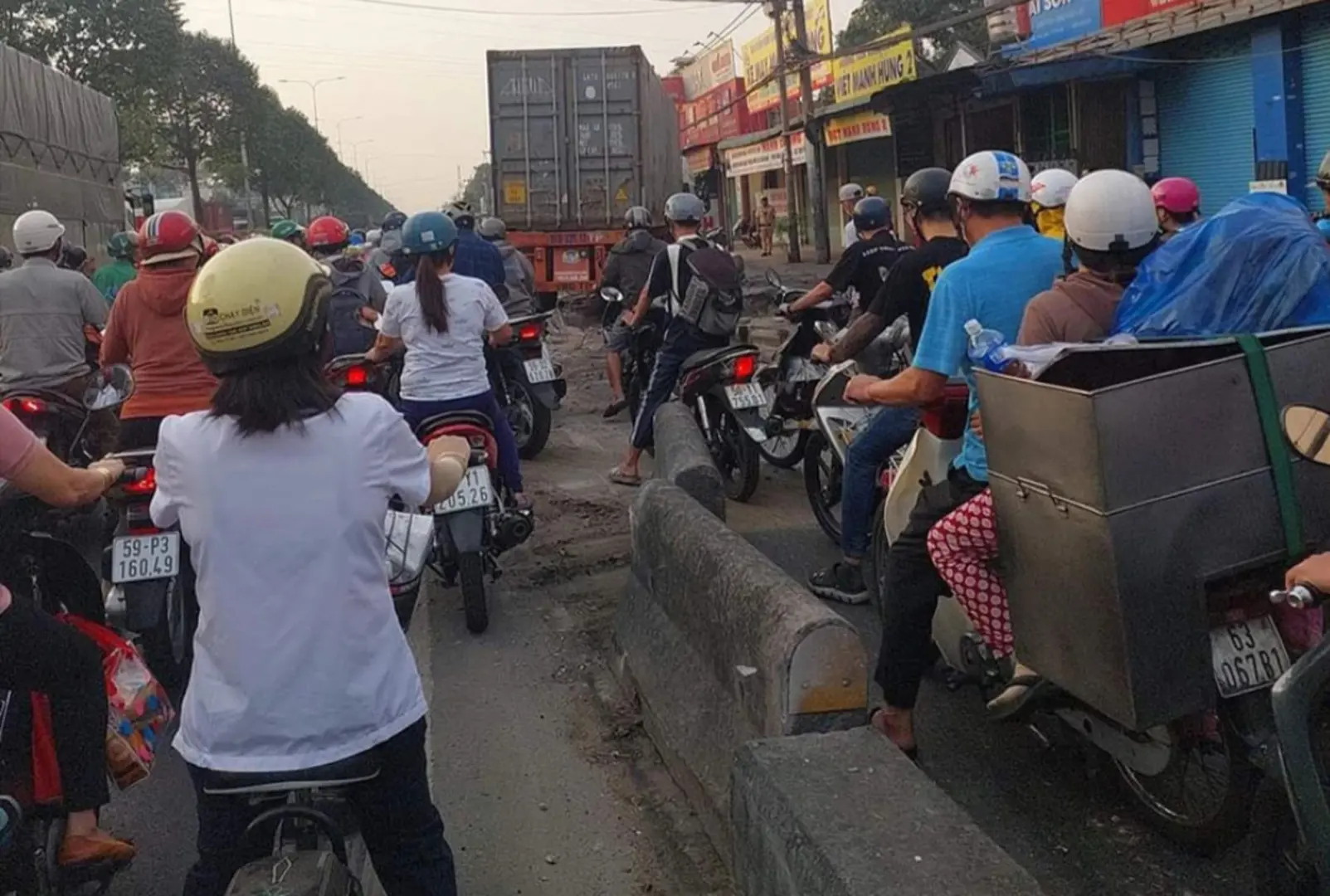 Tai nạn giao thông mới nhất 16/3/2024: Đâm vào xe tải, chị em ruột tử vong