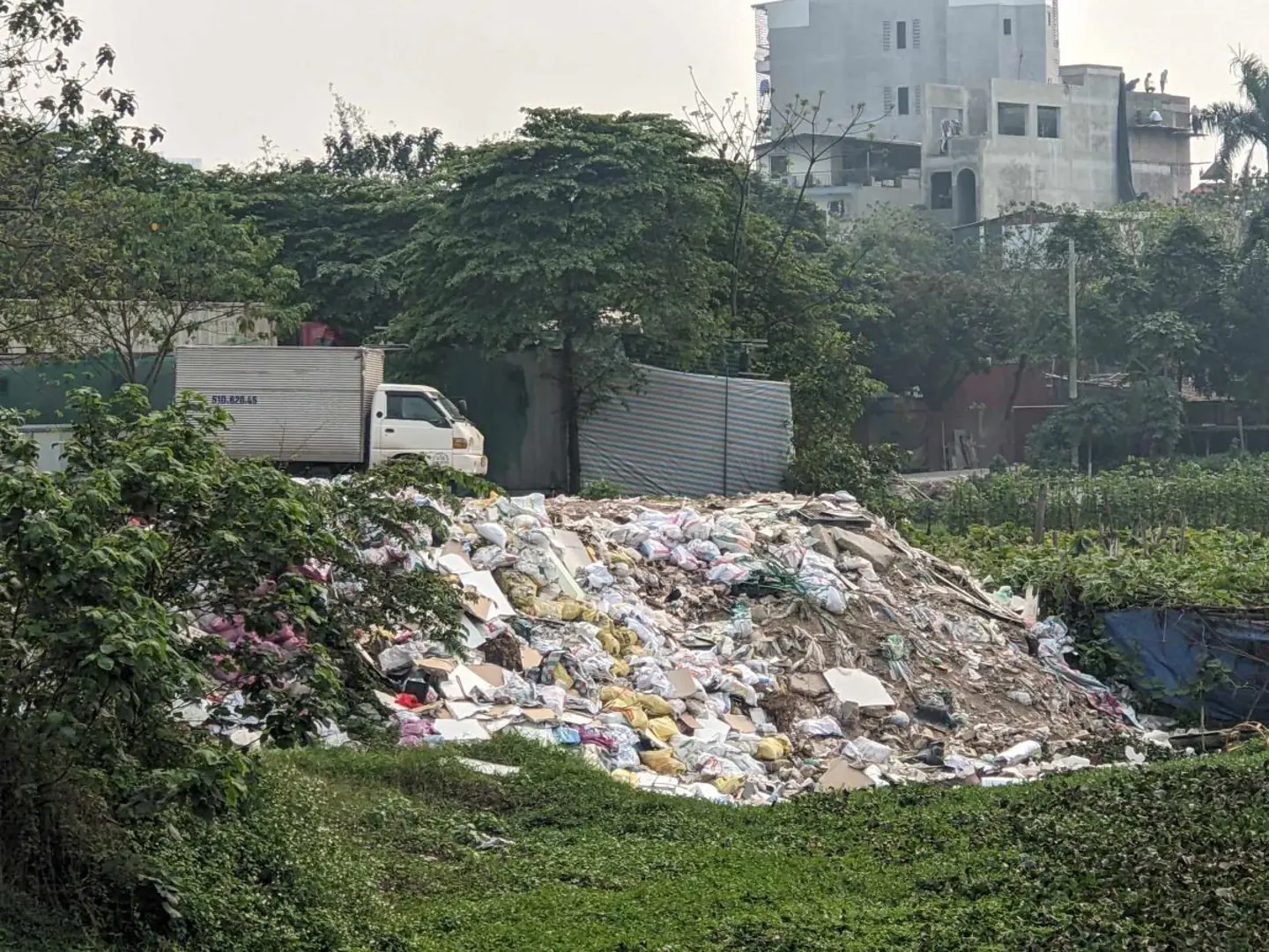 Ngang nhiên đổ thải, san lấp thành bãi đỗ ô tô