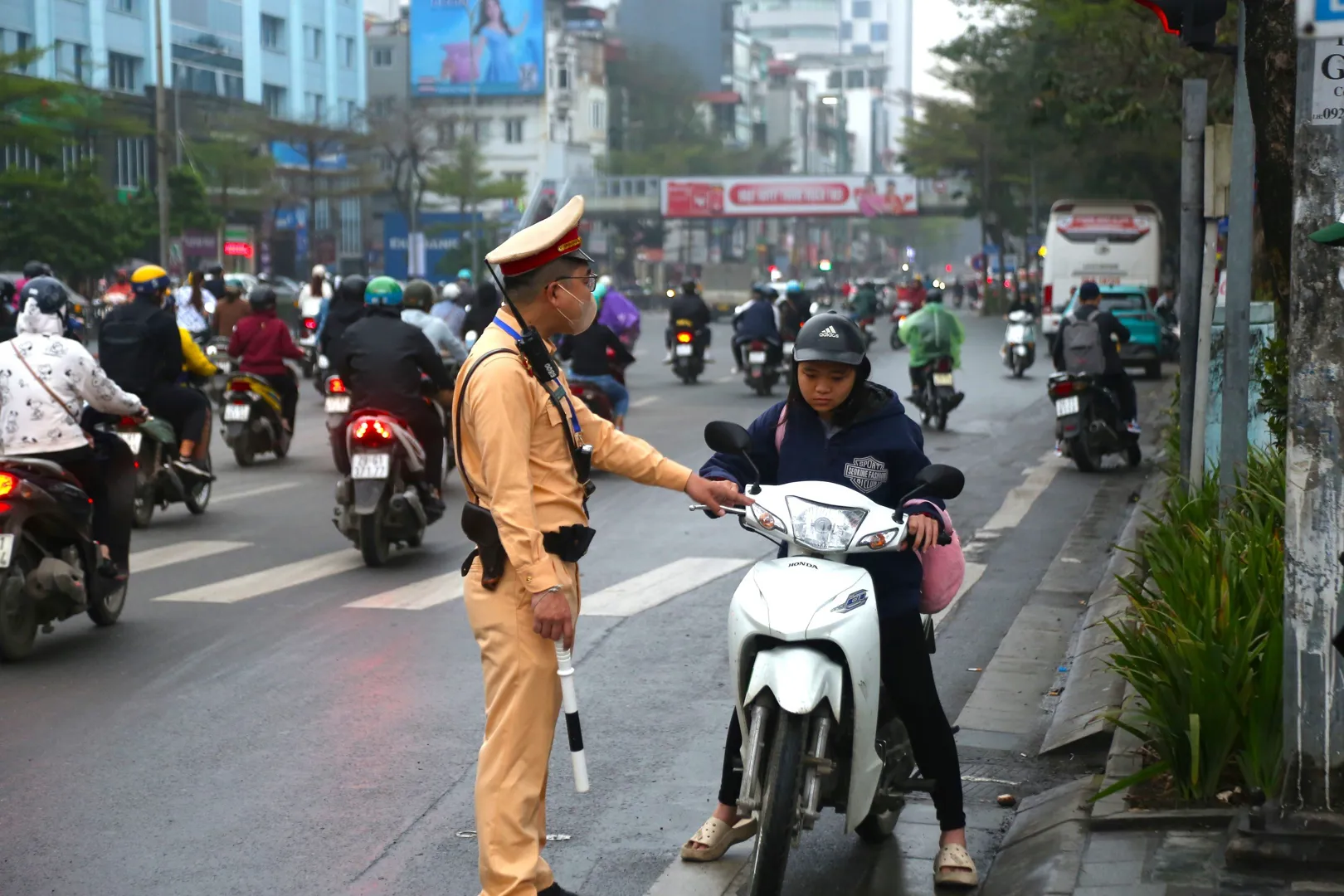 Hàng loạt xe máy đi ngược chiều bị phạt nặng