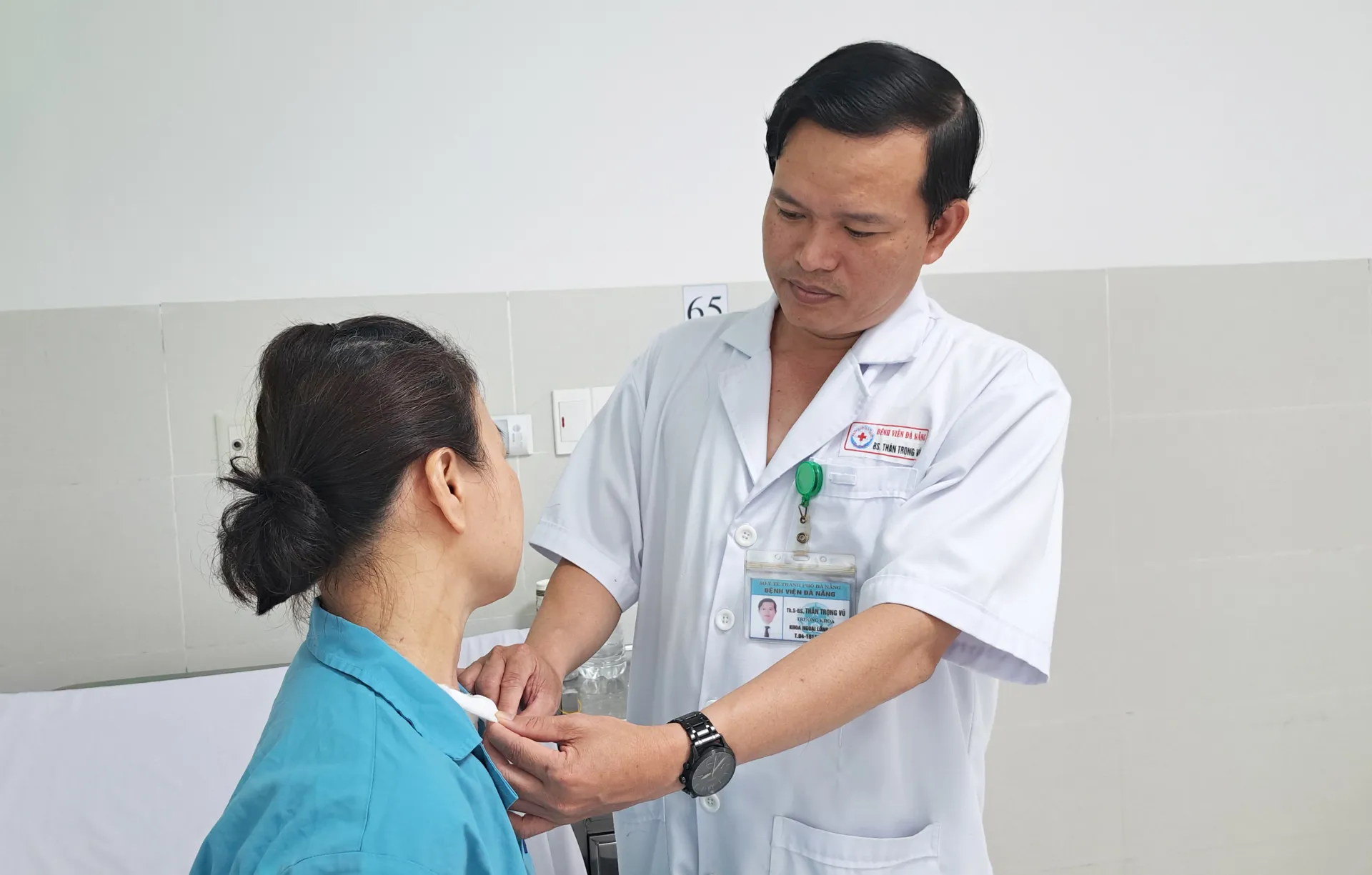 Phẫu thuật cắt bướu giáp khổng lồ cho bệnh nhân 50 tuổi