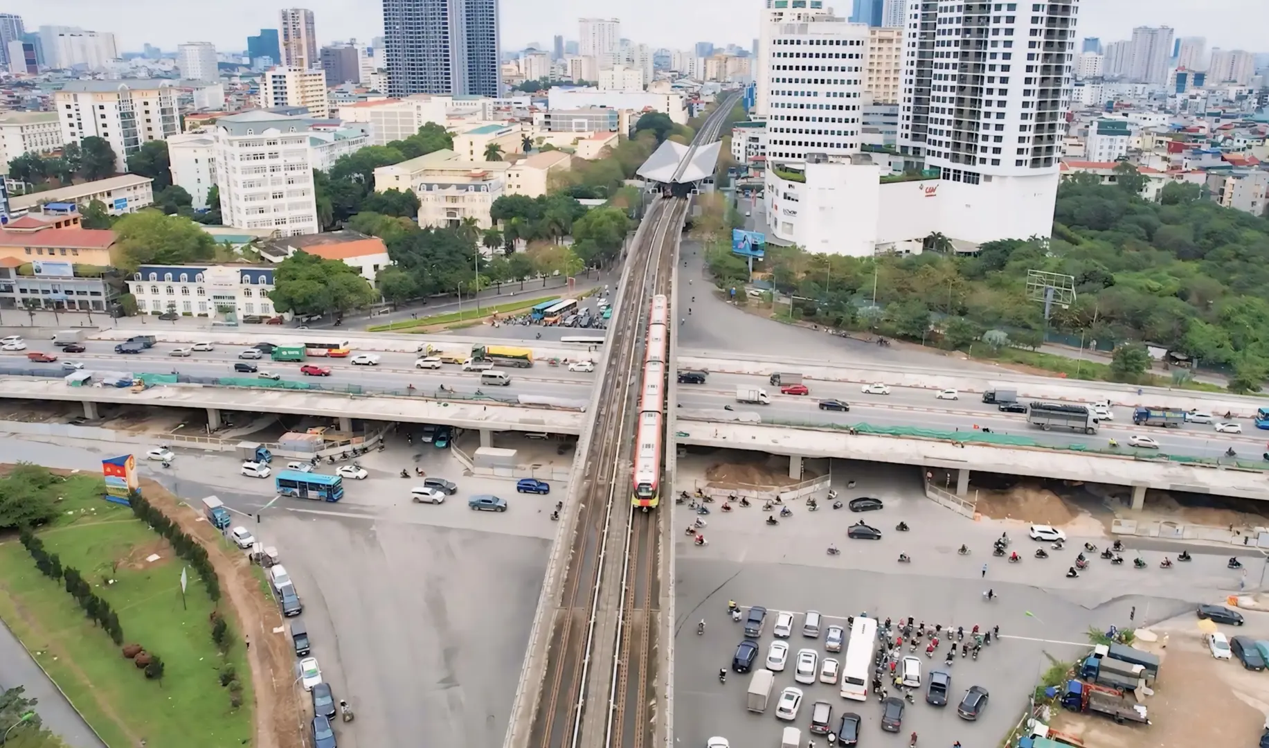 Lái tàu tuyến Nhổn - ga Hà Nội luyện tay nghề