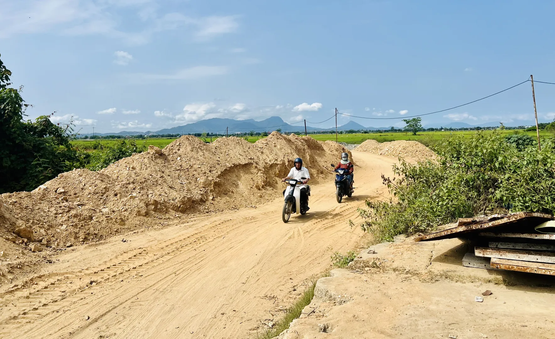 Chưa đến 1km đường nhưng thi công hơn một năm vẫn chưa xong