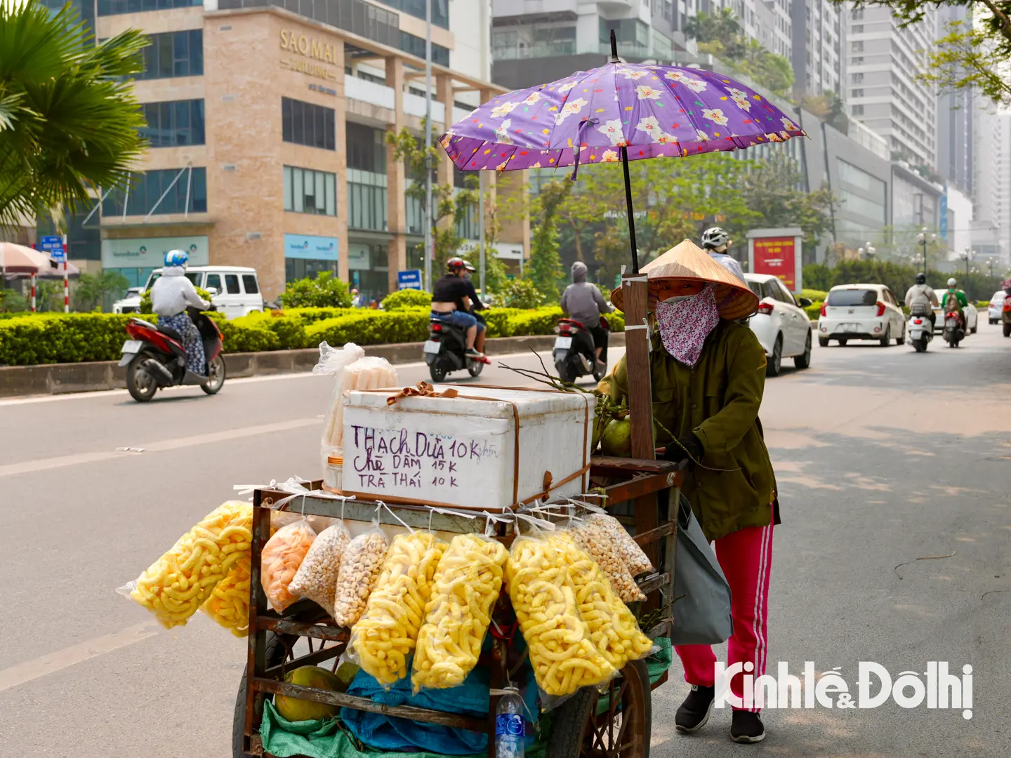 Muôn kiểu "chống" nắng nóng đầu hè của người Hà Nội