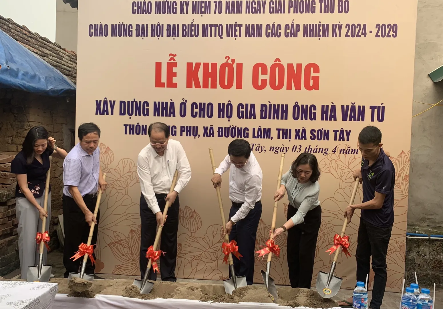 Xây nhà đại đoàn kết cho 31 gia đình ở Sơn Tây