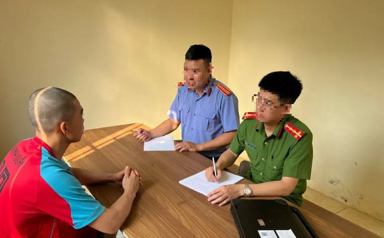 Khởi tố đối tượng vờ hỏi thăm đường rồi dâm ô nữ sinh
