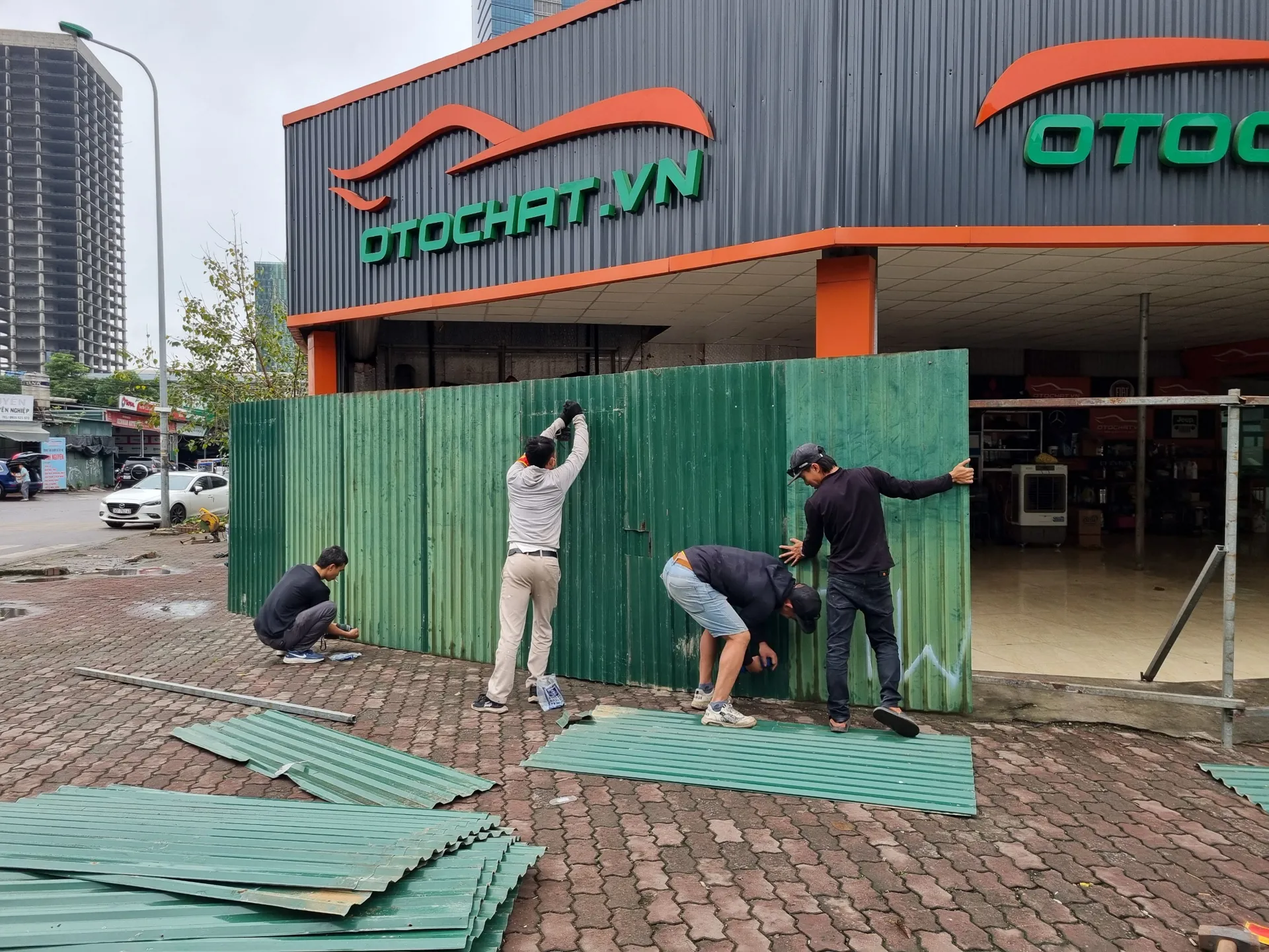 Rào tôn bảo vệ 2 ô đất chuẩn bị đấu giá quyền sử dụng